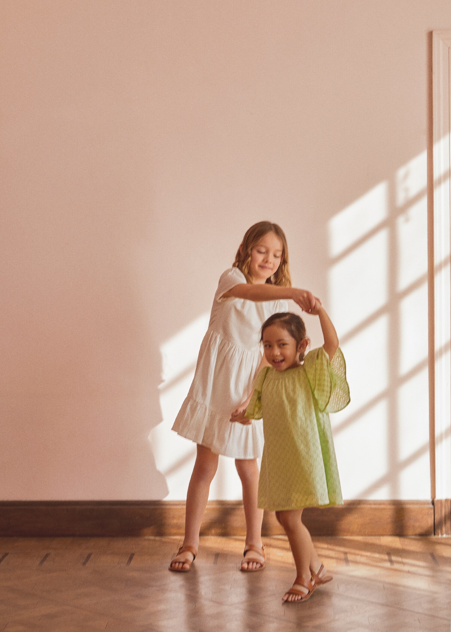 Besticktes Kleid mit Volant-Details - Detail des Artikels 5
