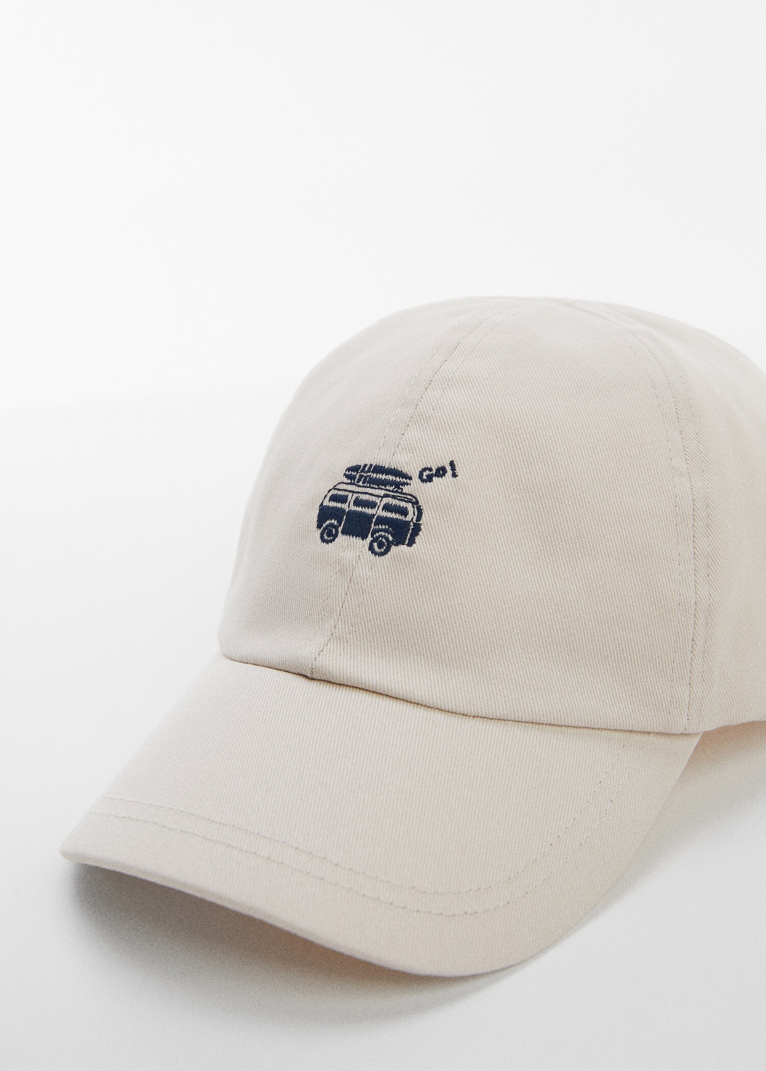 Caps med broderi - Halvtotal bildeutsnitt