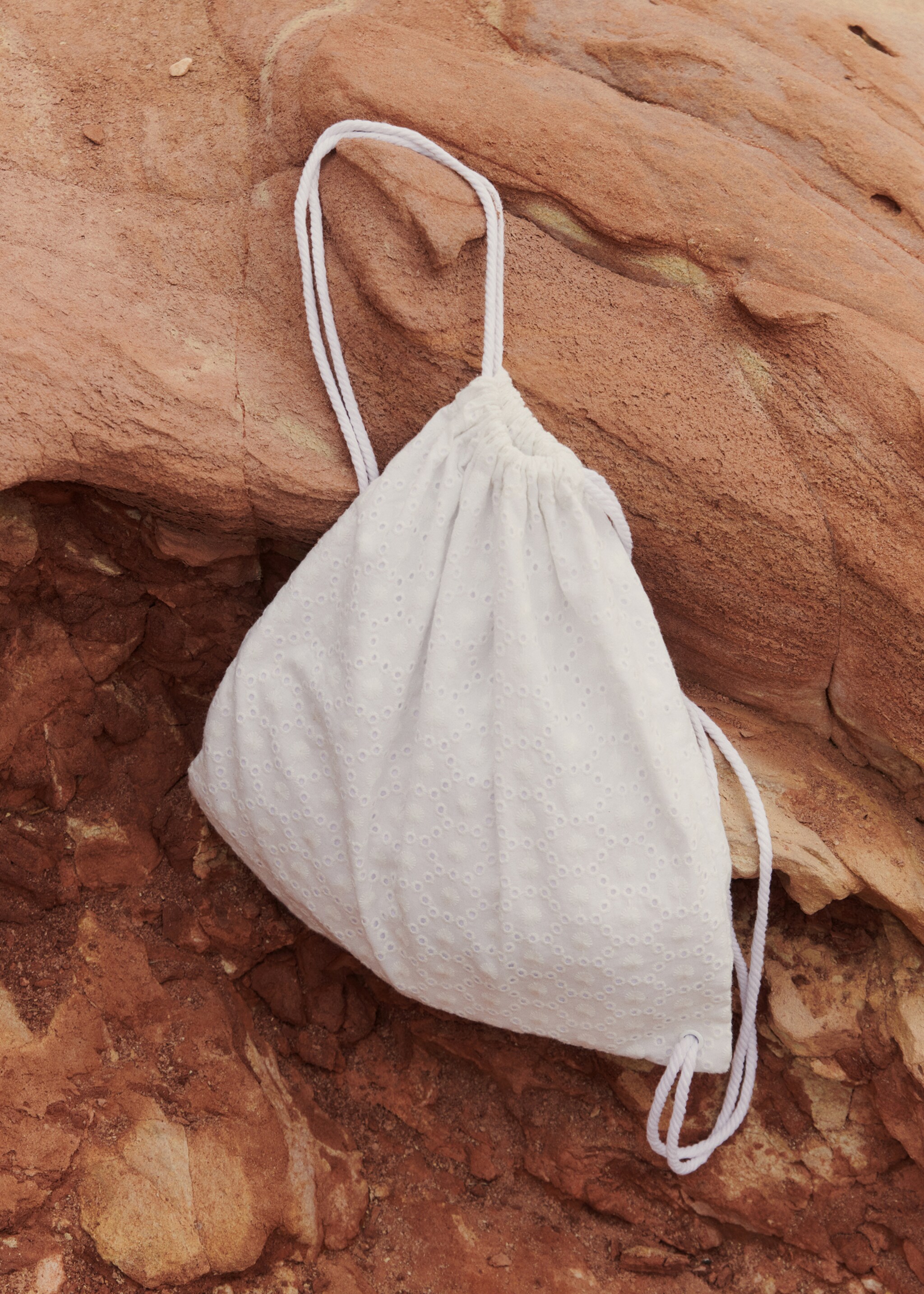 Sac à dos brodé - Détail de l'article 5, Blanc. Ref: 47036320-00.
