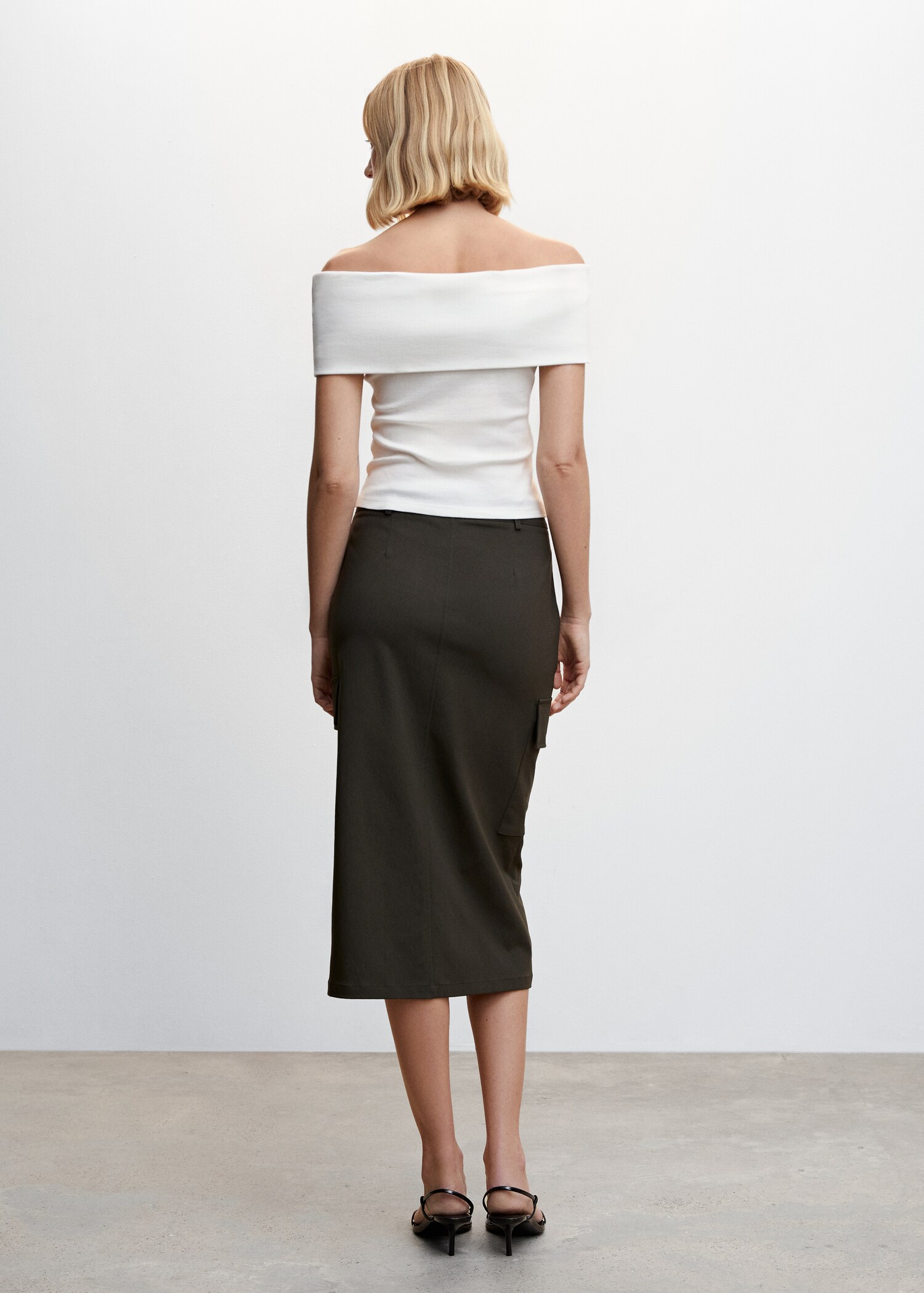 Off-shoulder top - Reverse of the article