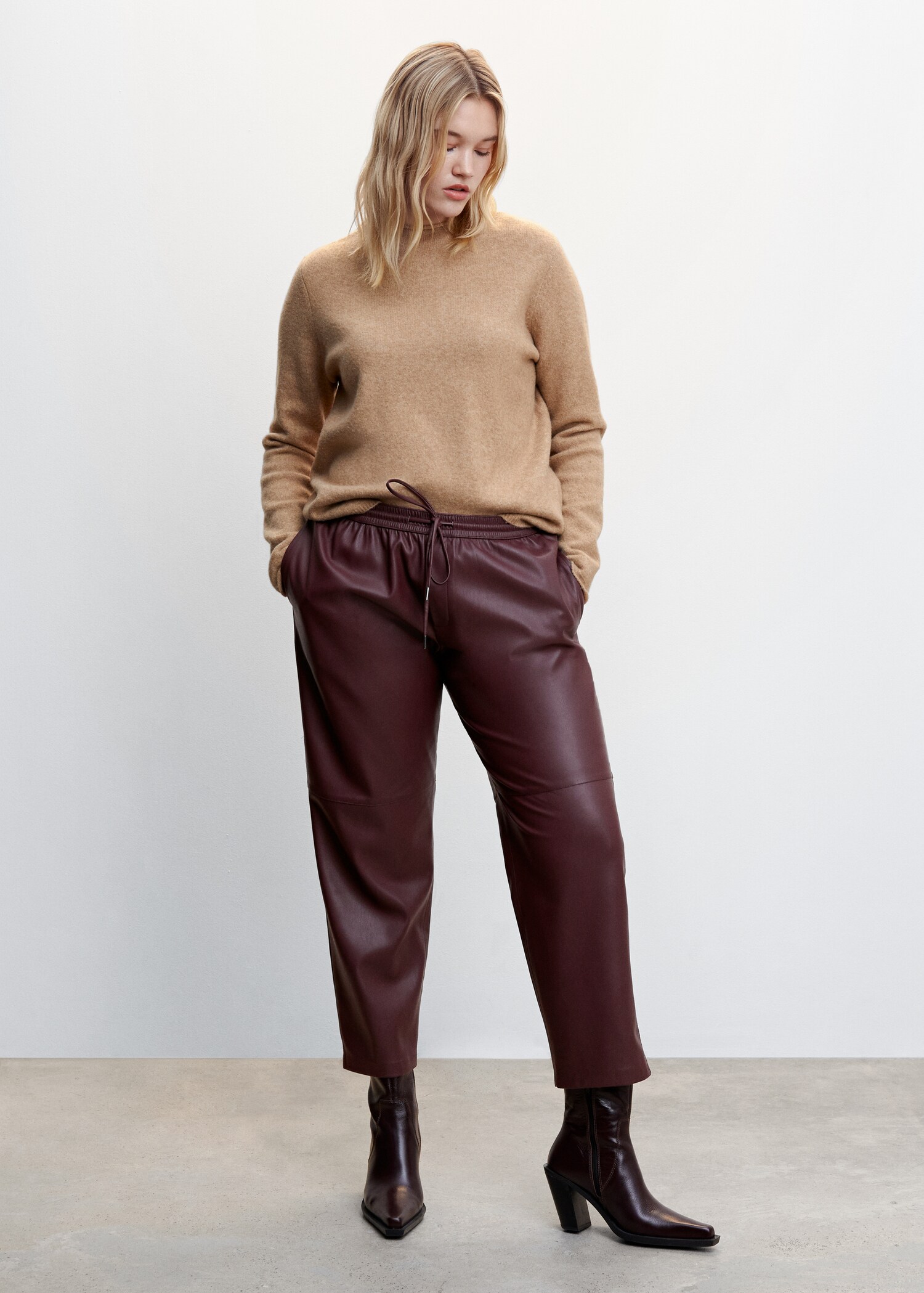 Leather-effect elastic waist trousers - Details of the article 3