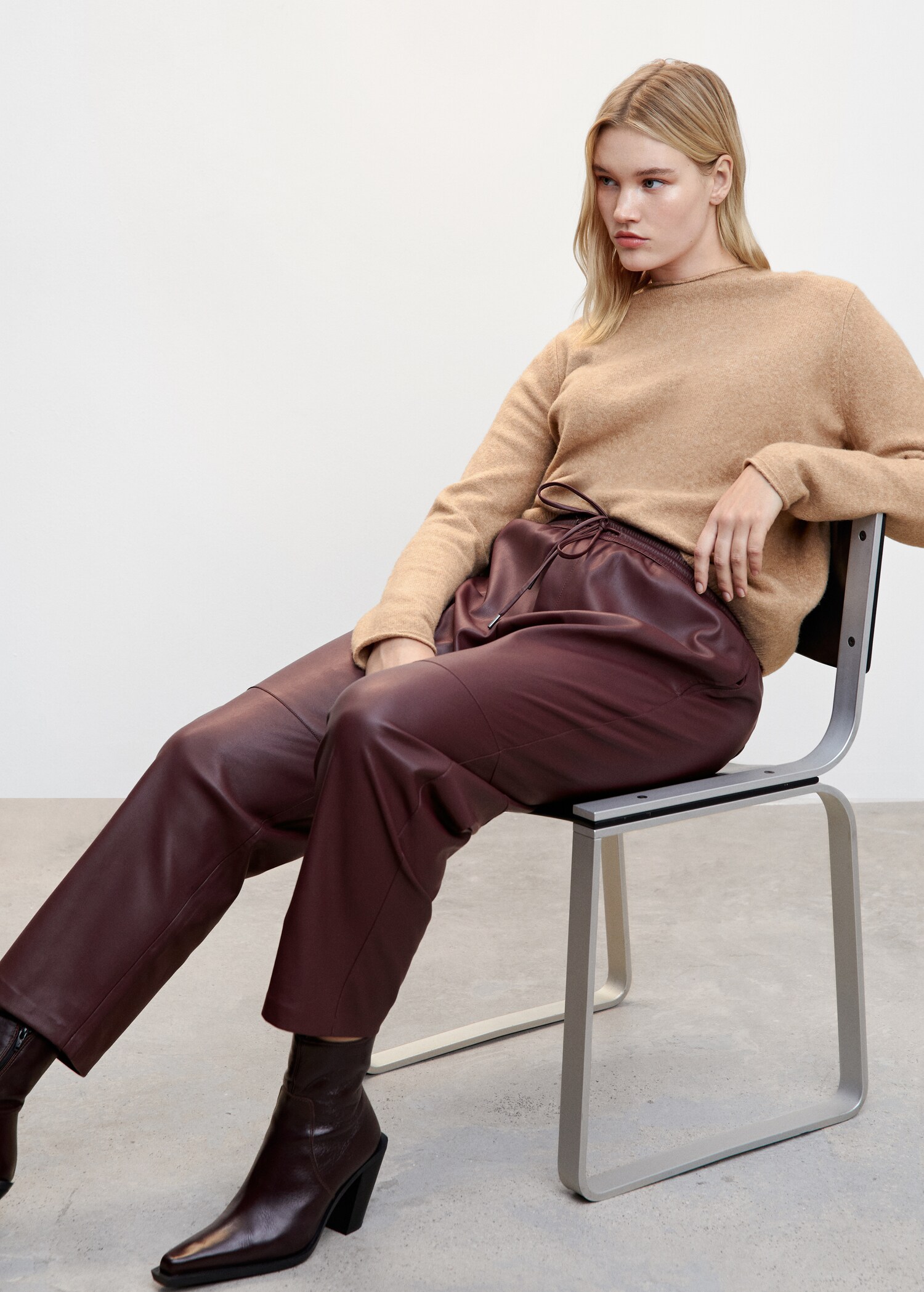 Leather-effect elastic waist trousers - Details of the article 4
