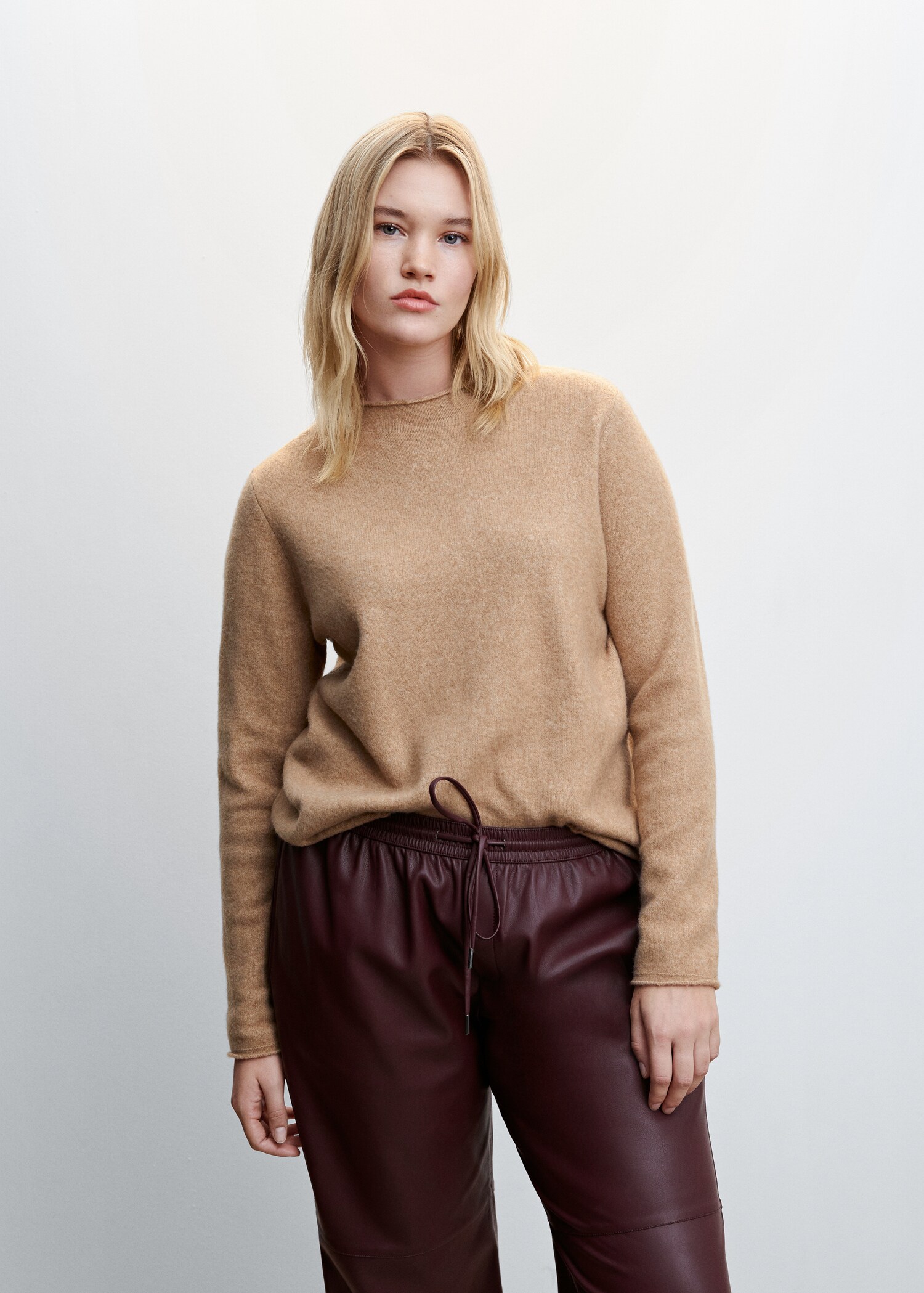 Leather-effect elastic waist trousers - Details of the article 5