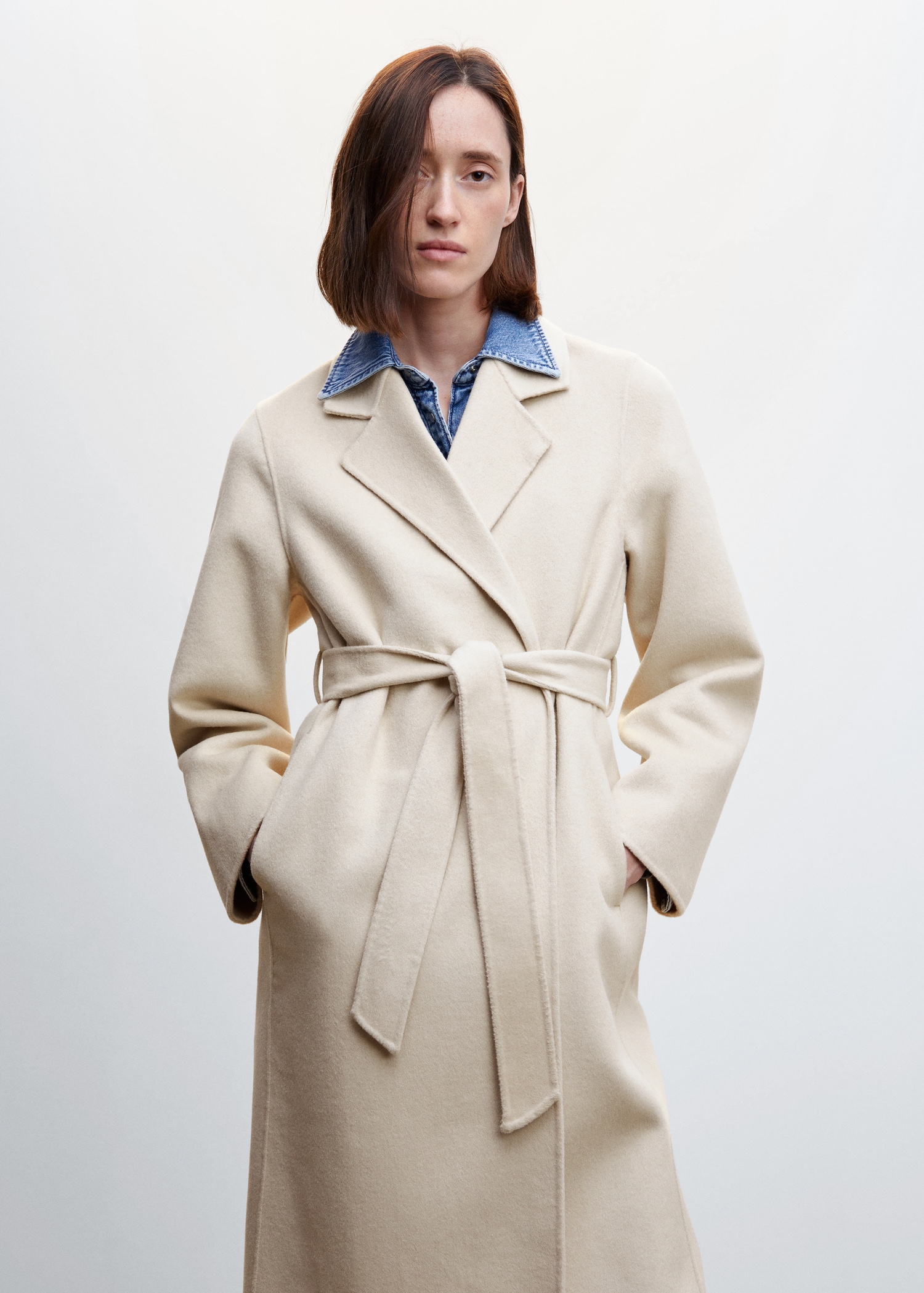 Manteau fait main avec ceinture - Plan moyen