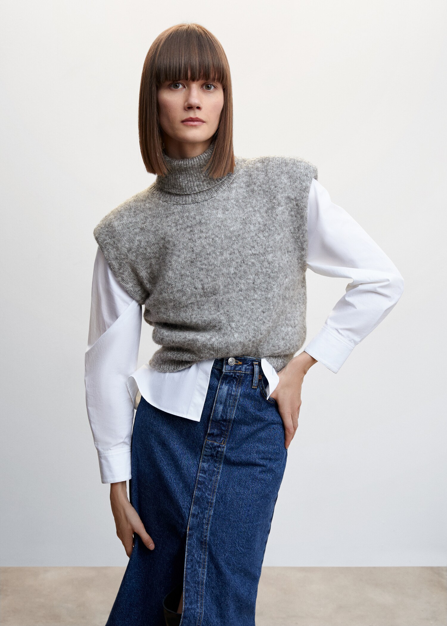 Knitted gilet with shoulder pads - Medium plane