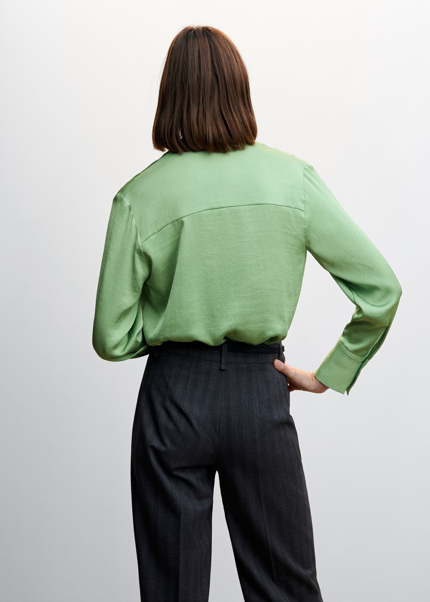 Soepelvallende satijnen blouse - Achterkant van het artikel