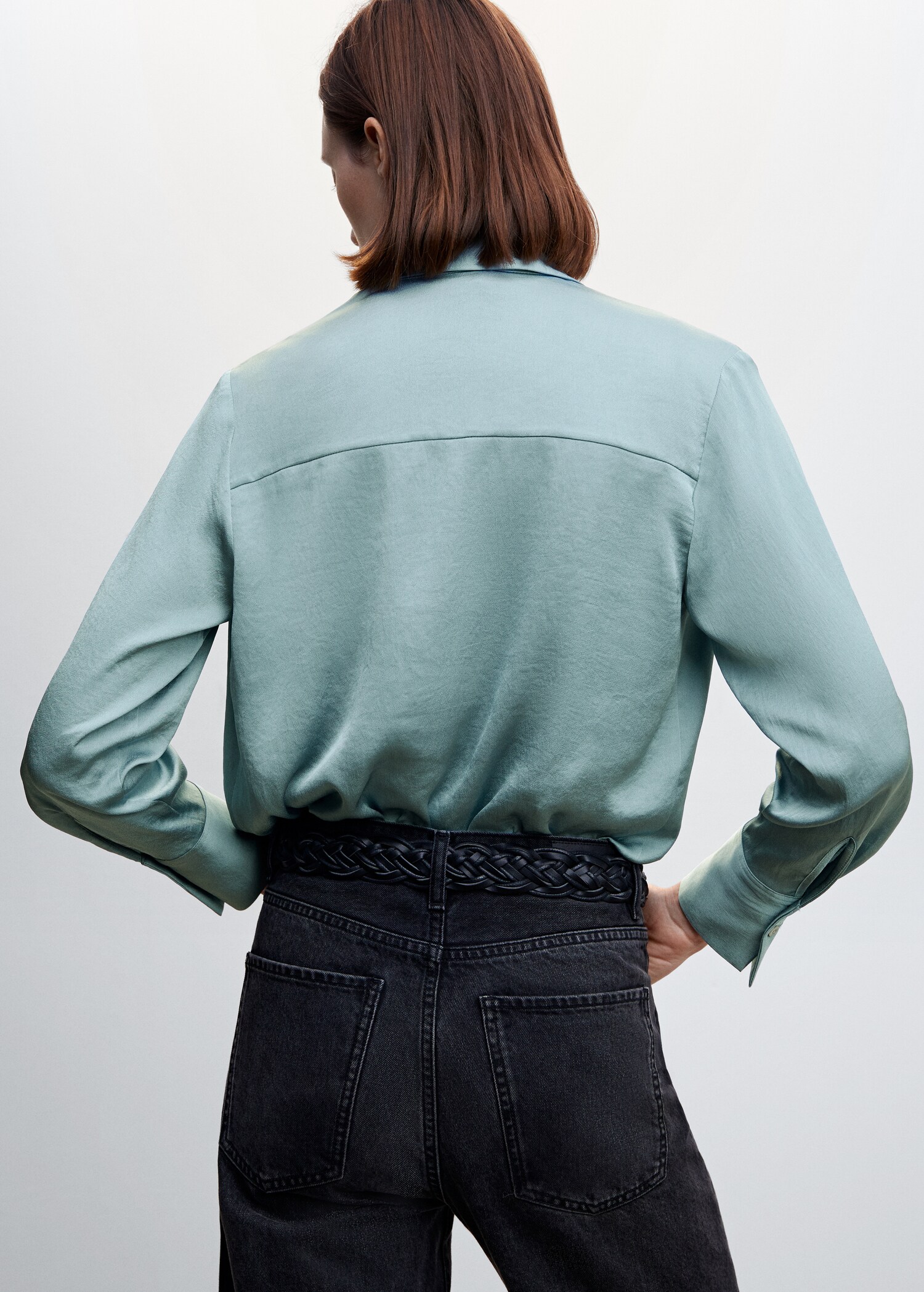 Soepelvallende satijnen blouse - Achterkant van het artikel