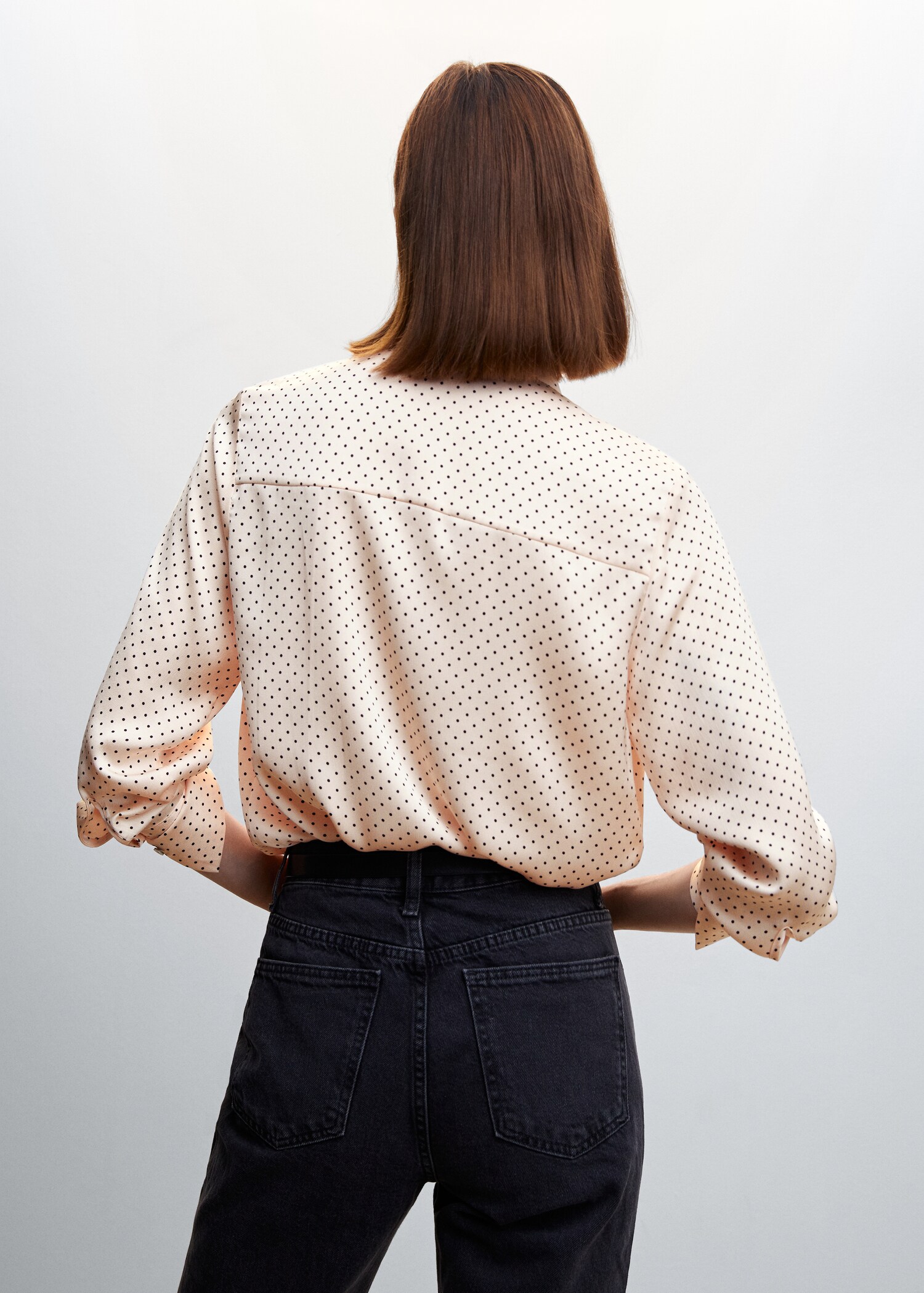 Soepelvallende satijnen blouse - Achterkant van het artikel