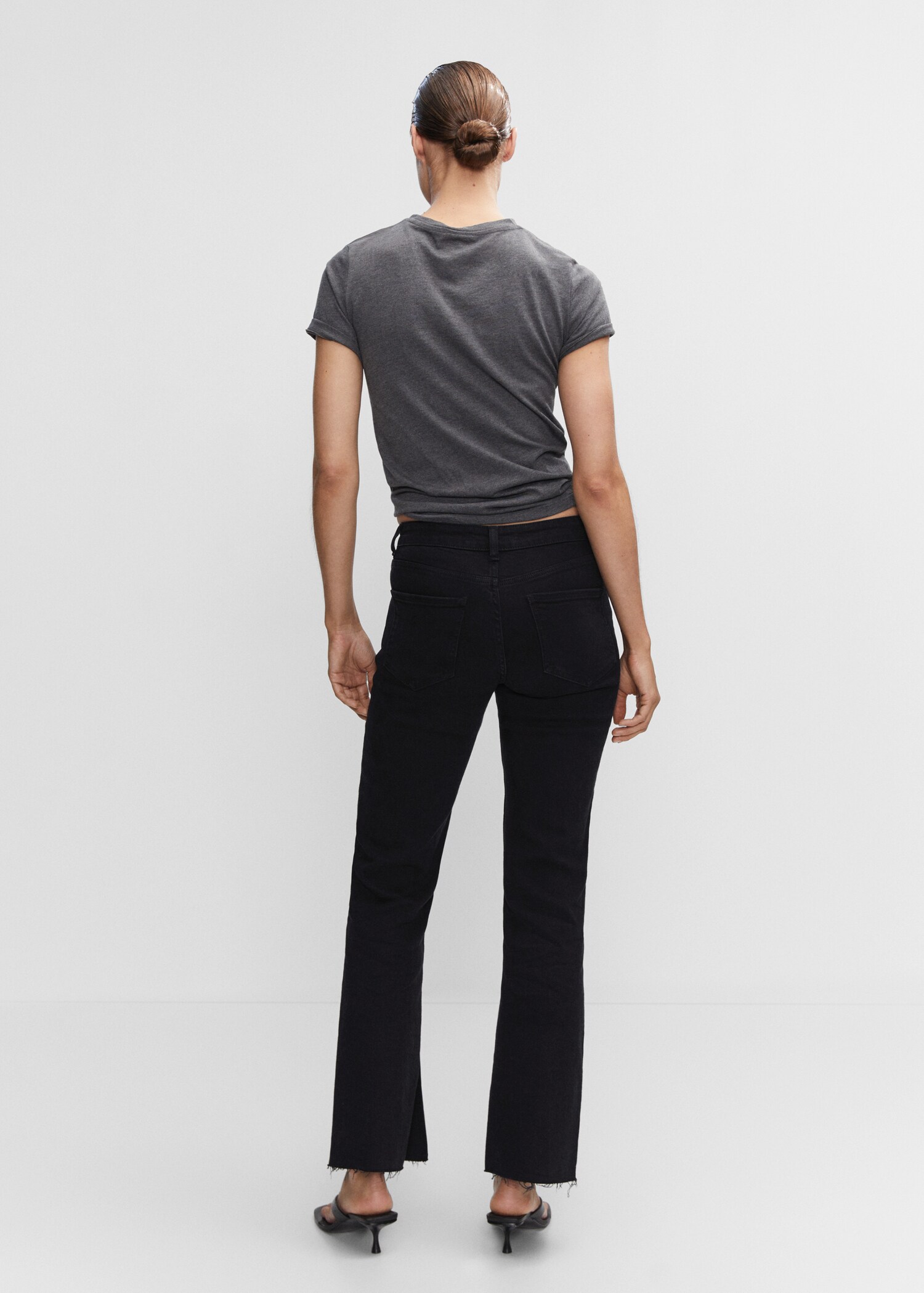 Medium-rise straight jeans with slits - Reverse of the article