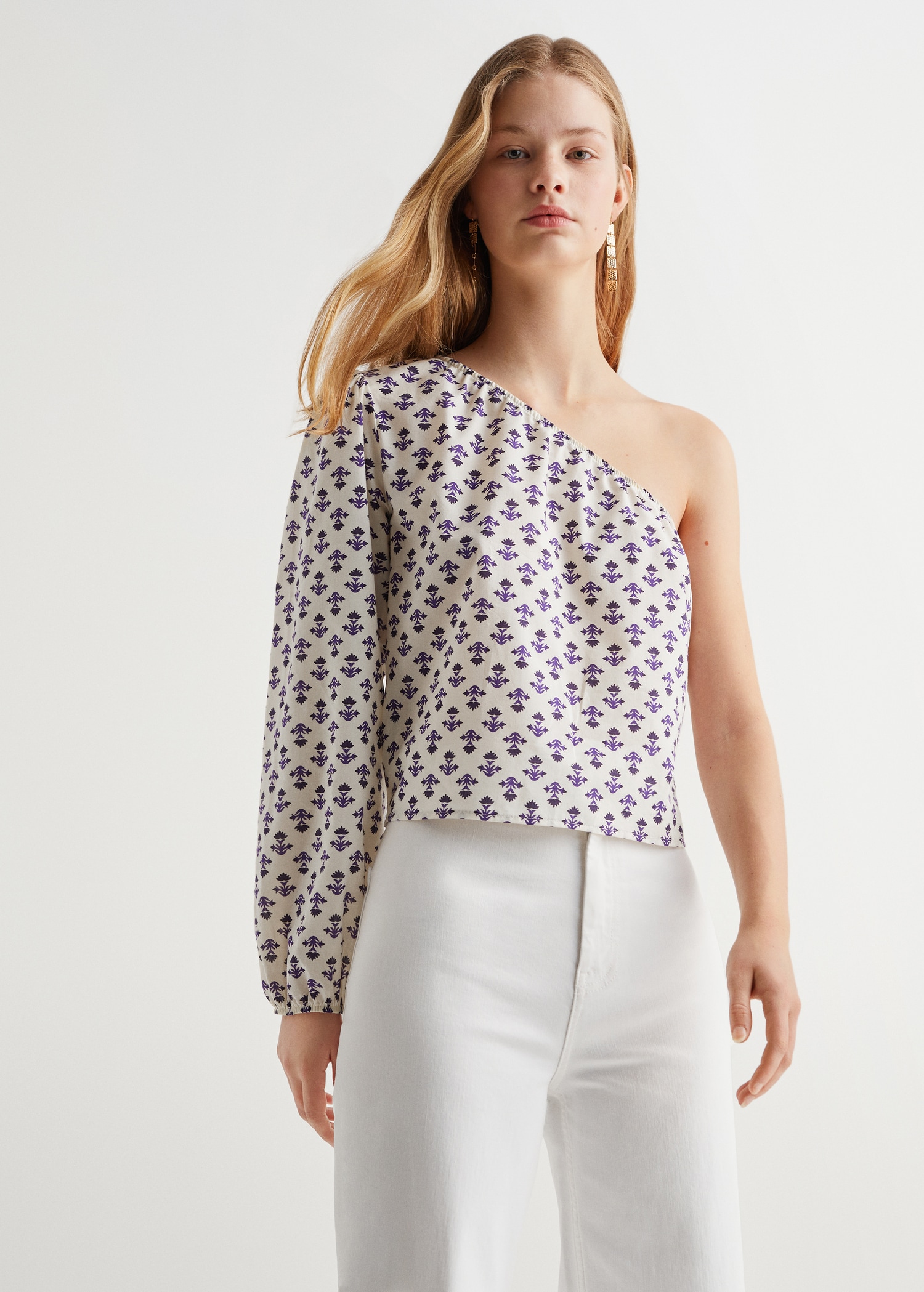 Blusa assimétrica estampada - Plano médio