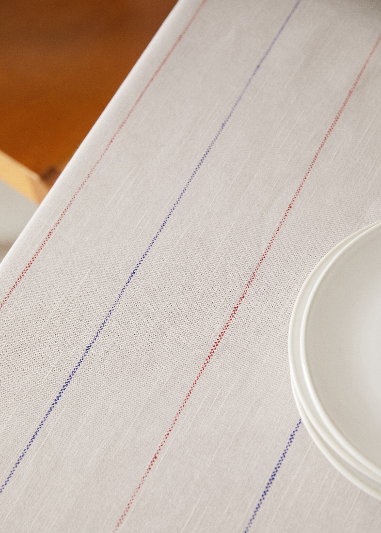Embroidered details 100% cotton tablecloth 150x150cm - Details of the article 7