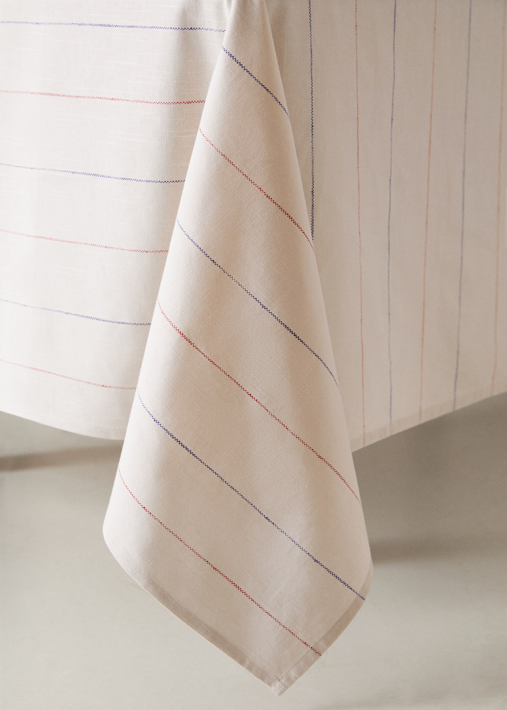 Embroidered details 100% cotton tablecloth 150x150cm - Details of the article 8