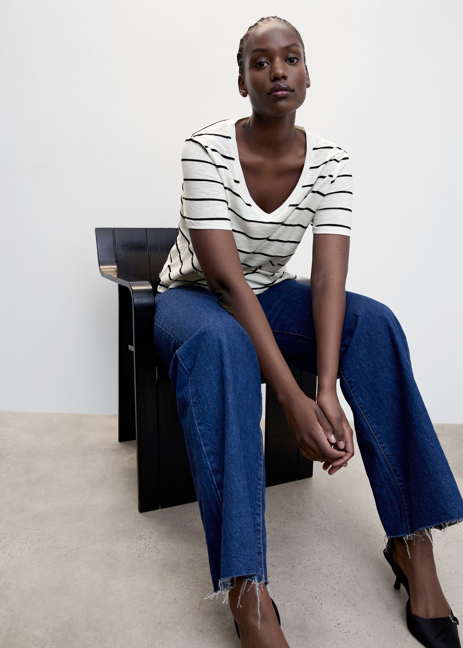 V-neck striped T-shirt - Details of the article 4