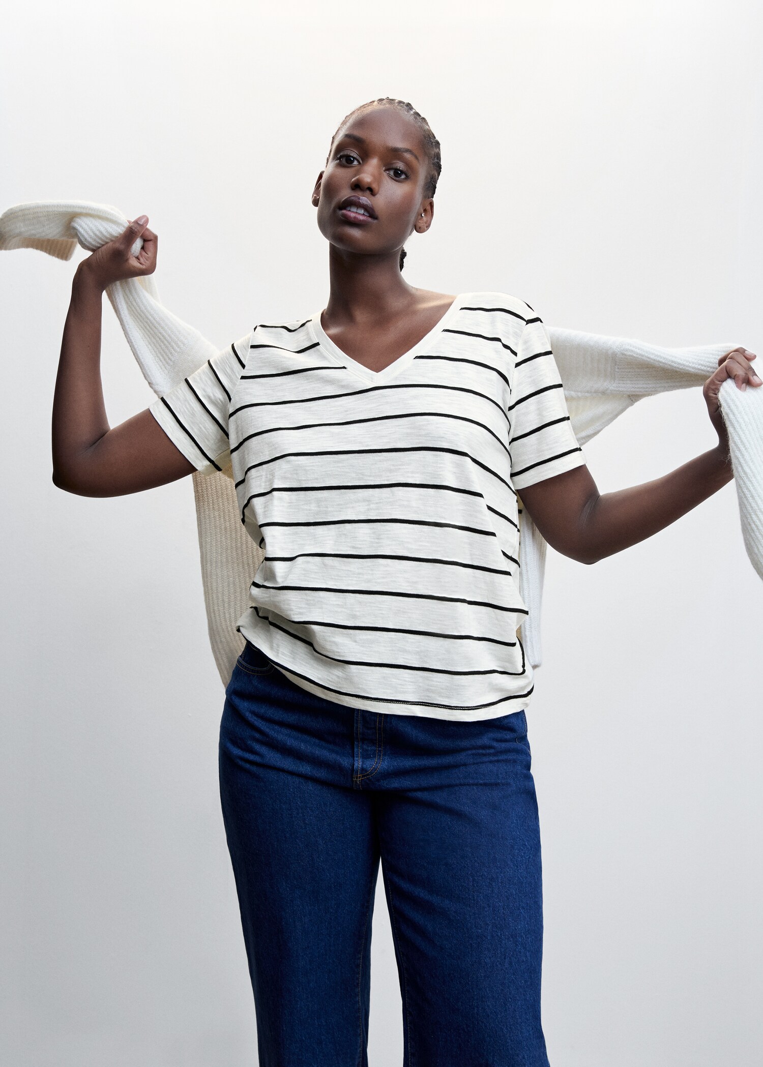 V-neck striped T-shirt - Details of the article 5