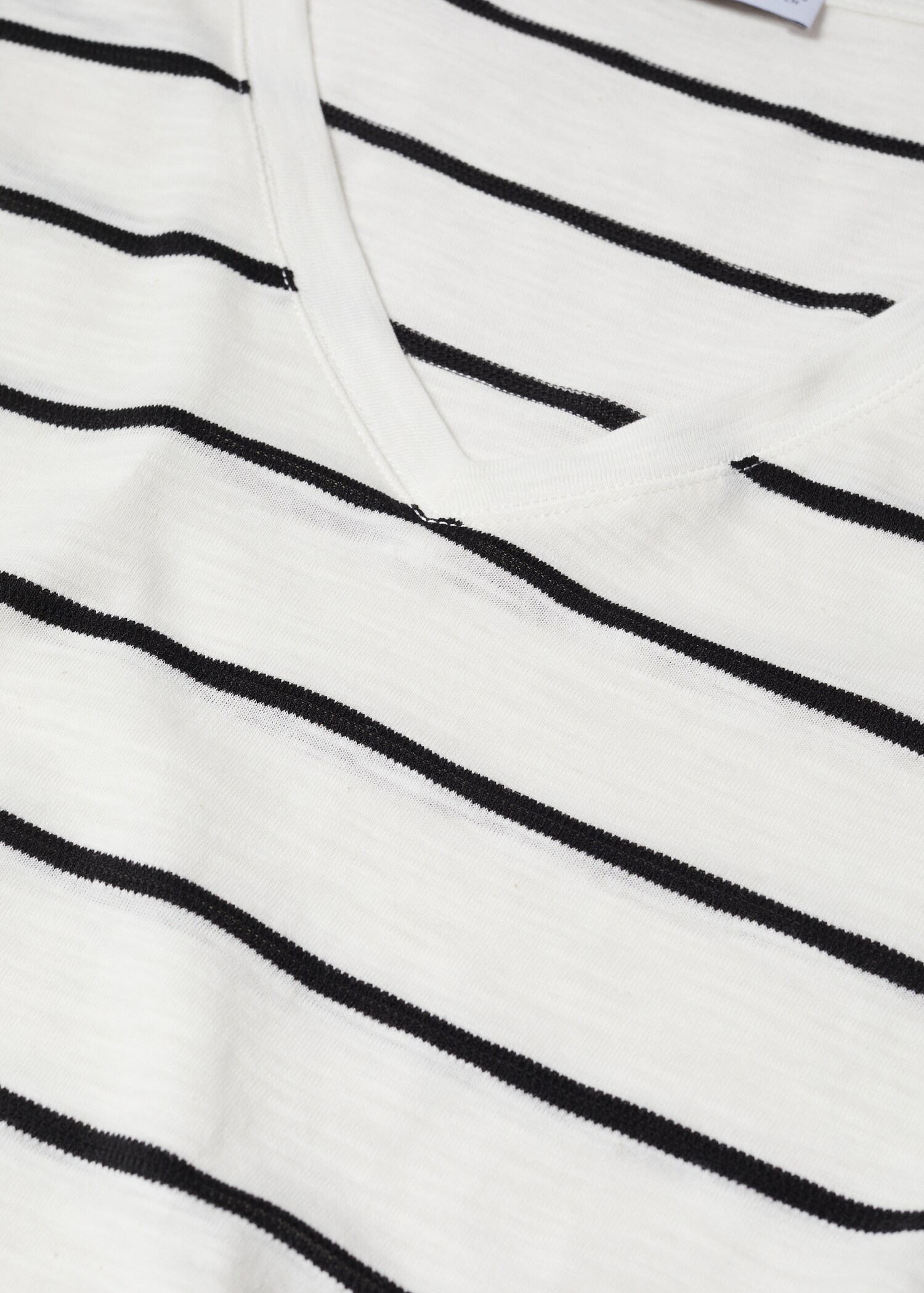 V-neck striped T-shirt - Details of the article 8
