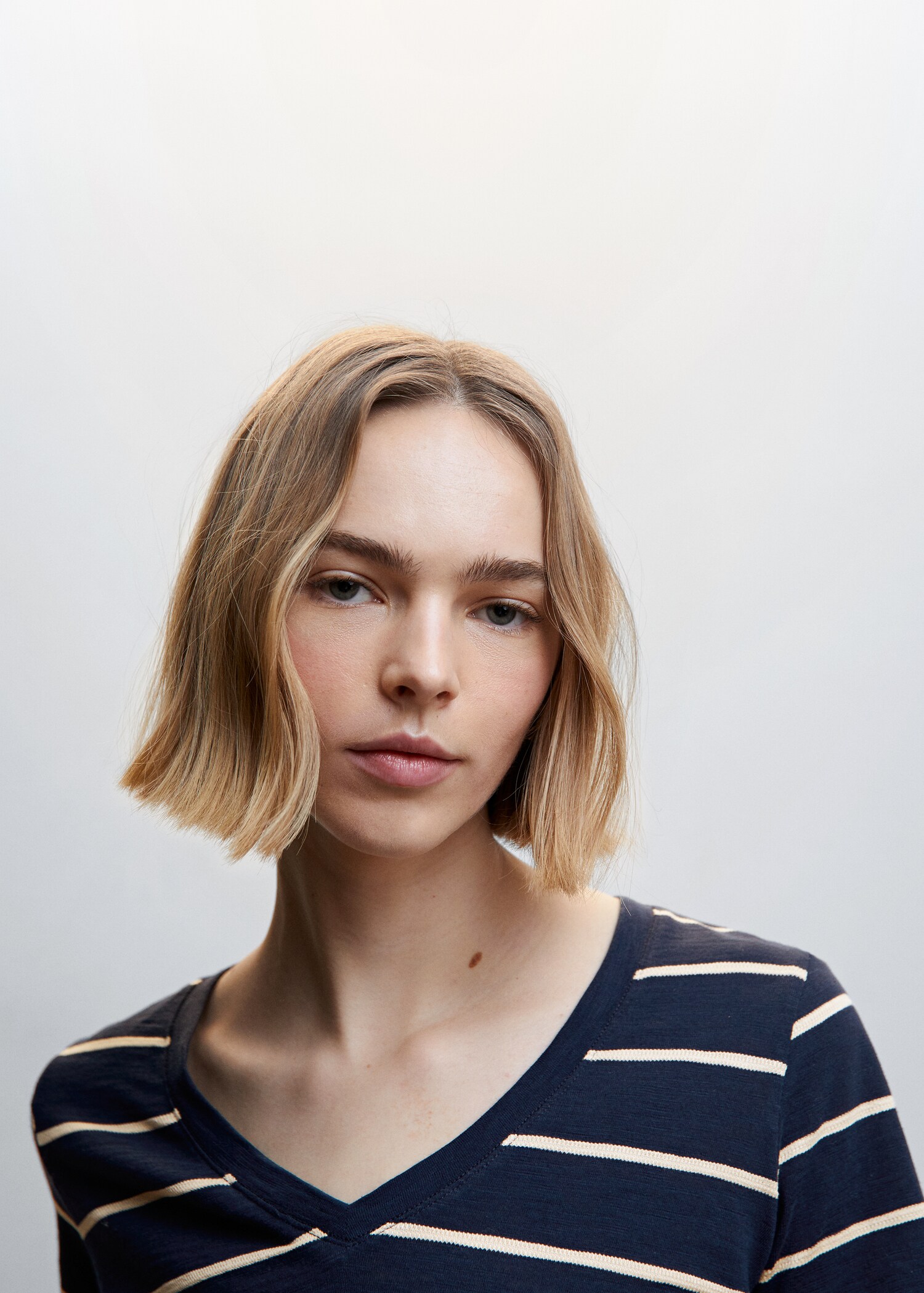 V-neck striped T-shirt - Details of the article 1