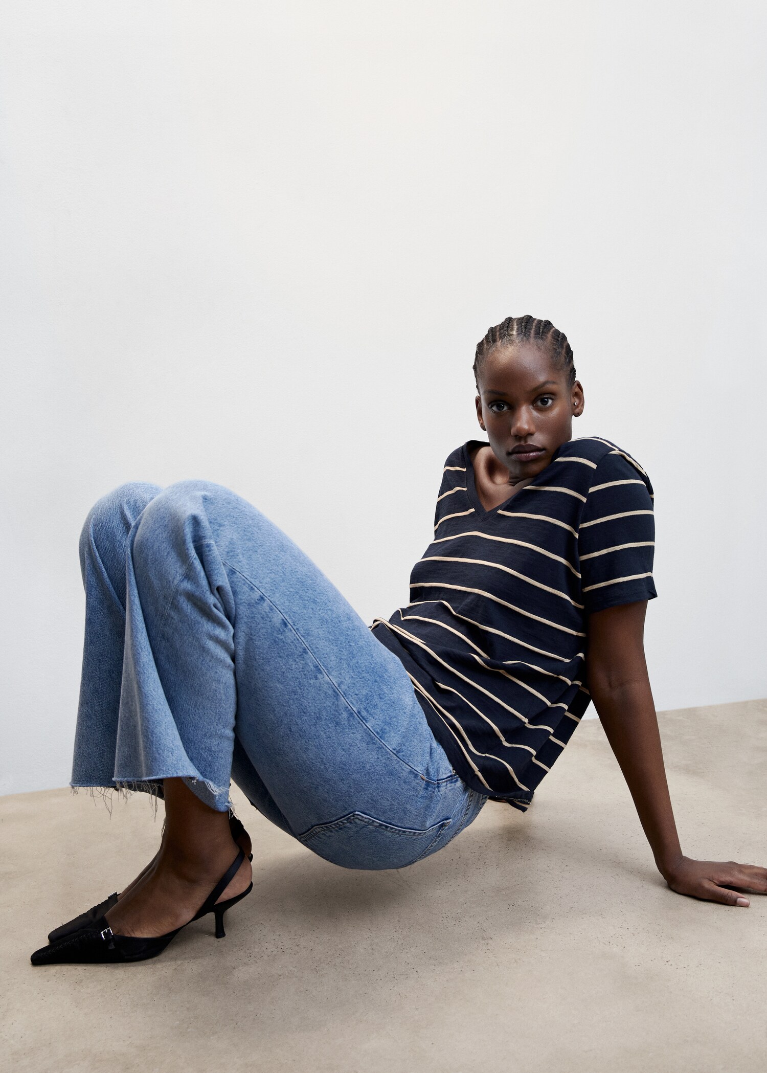 V-neck striped T-shirt - Details of the article 4