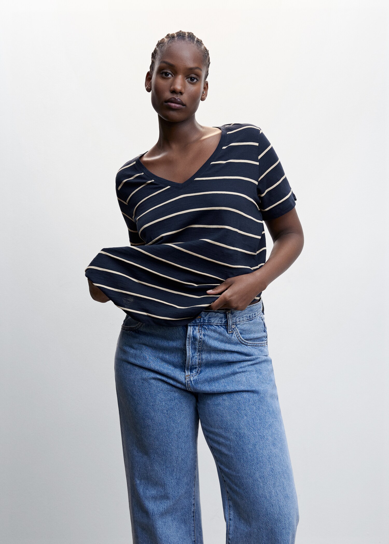 V-neck striped T-shirt - Details of the article 5