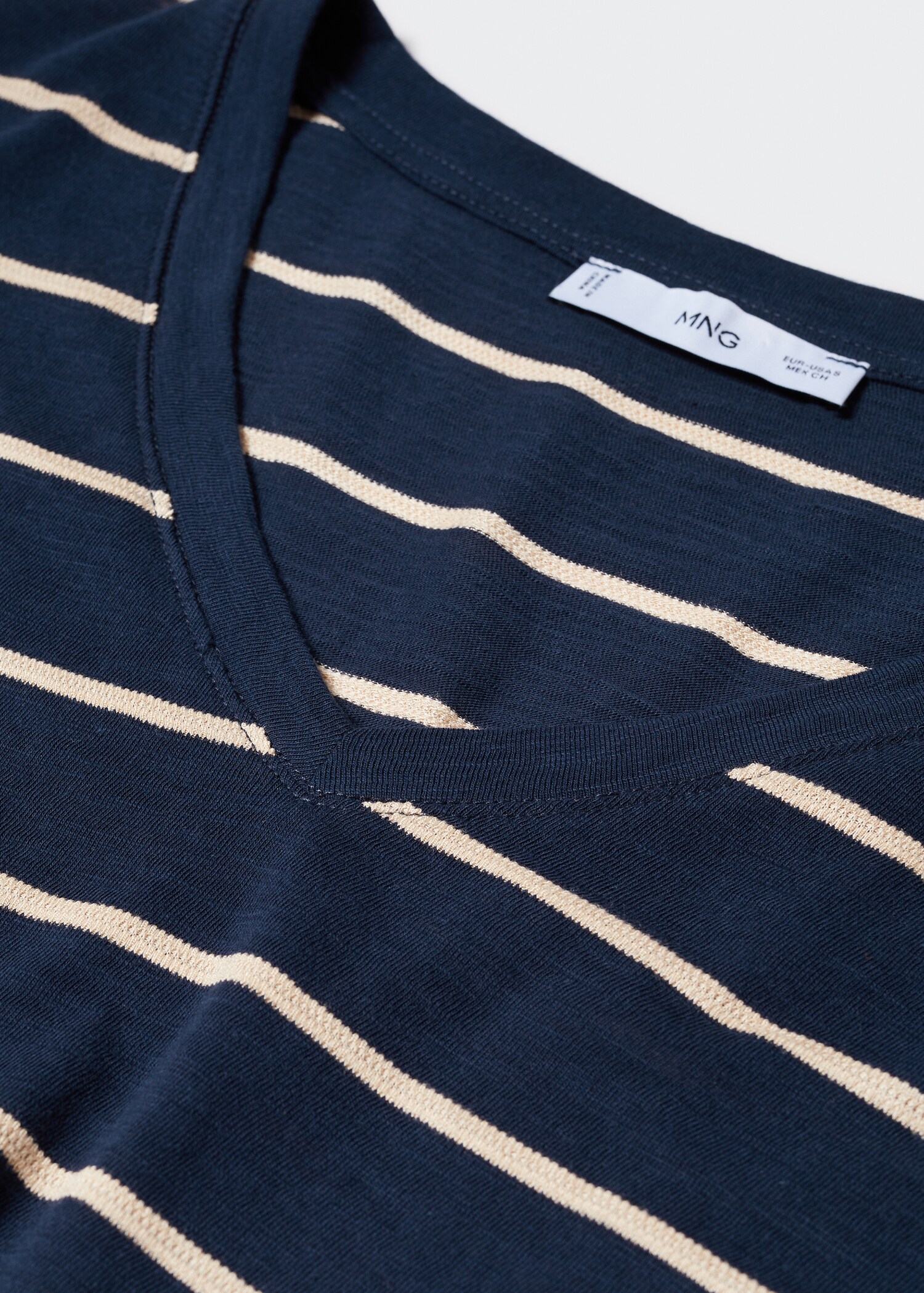 V-neck striped T-shirt - Details of the article 8