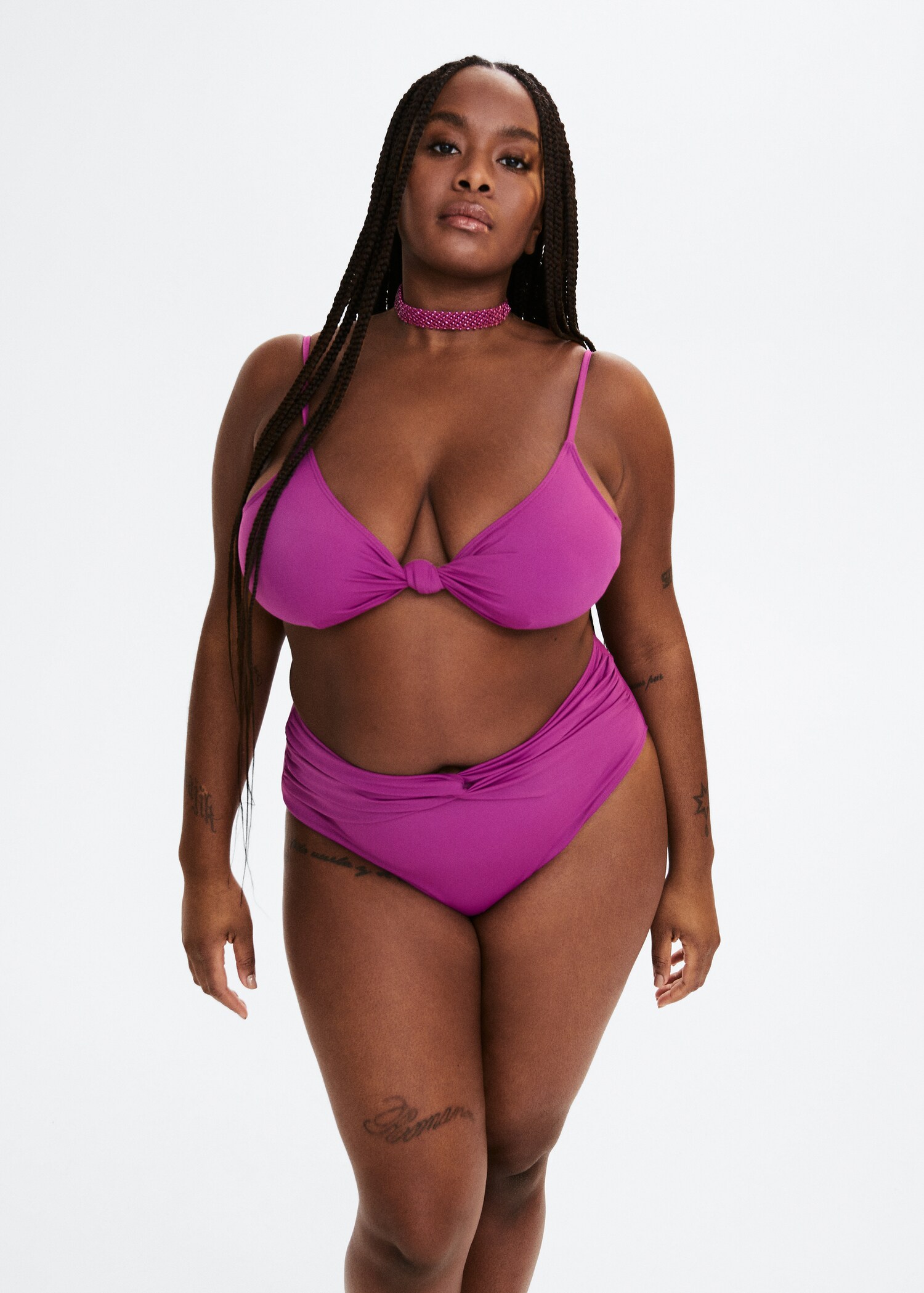 Braguita bikini tiro alto - Plano medio