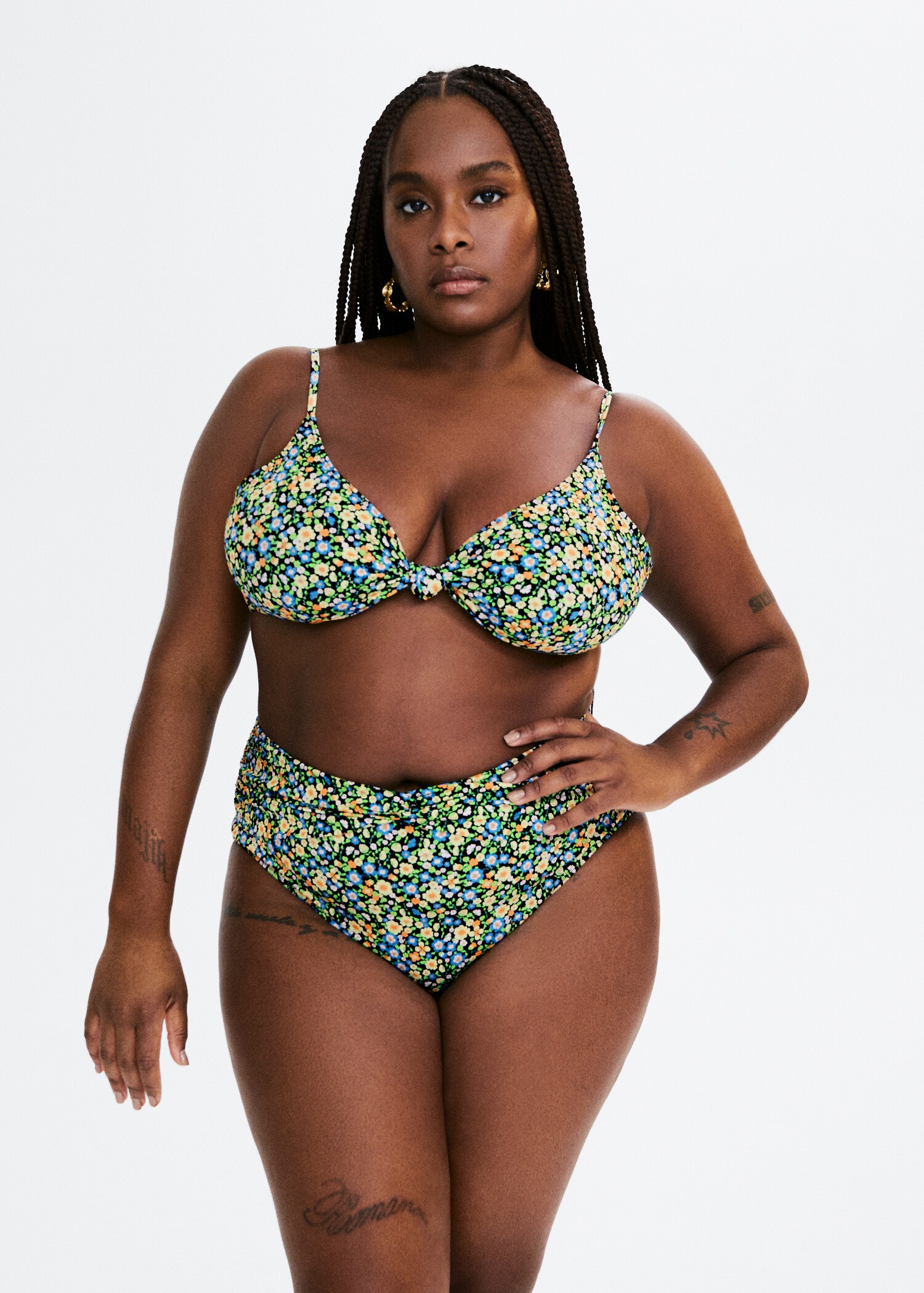 Braguita bikini tiro alto - Plano medio