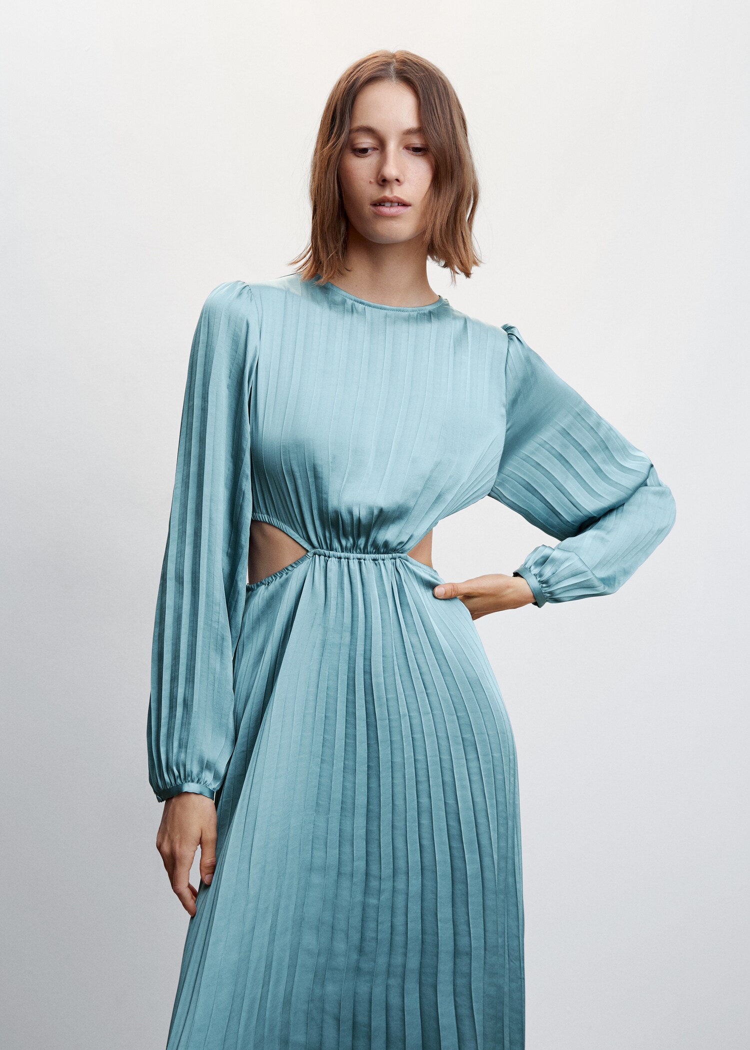 Vestido plisado satinado - Plano medio