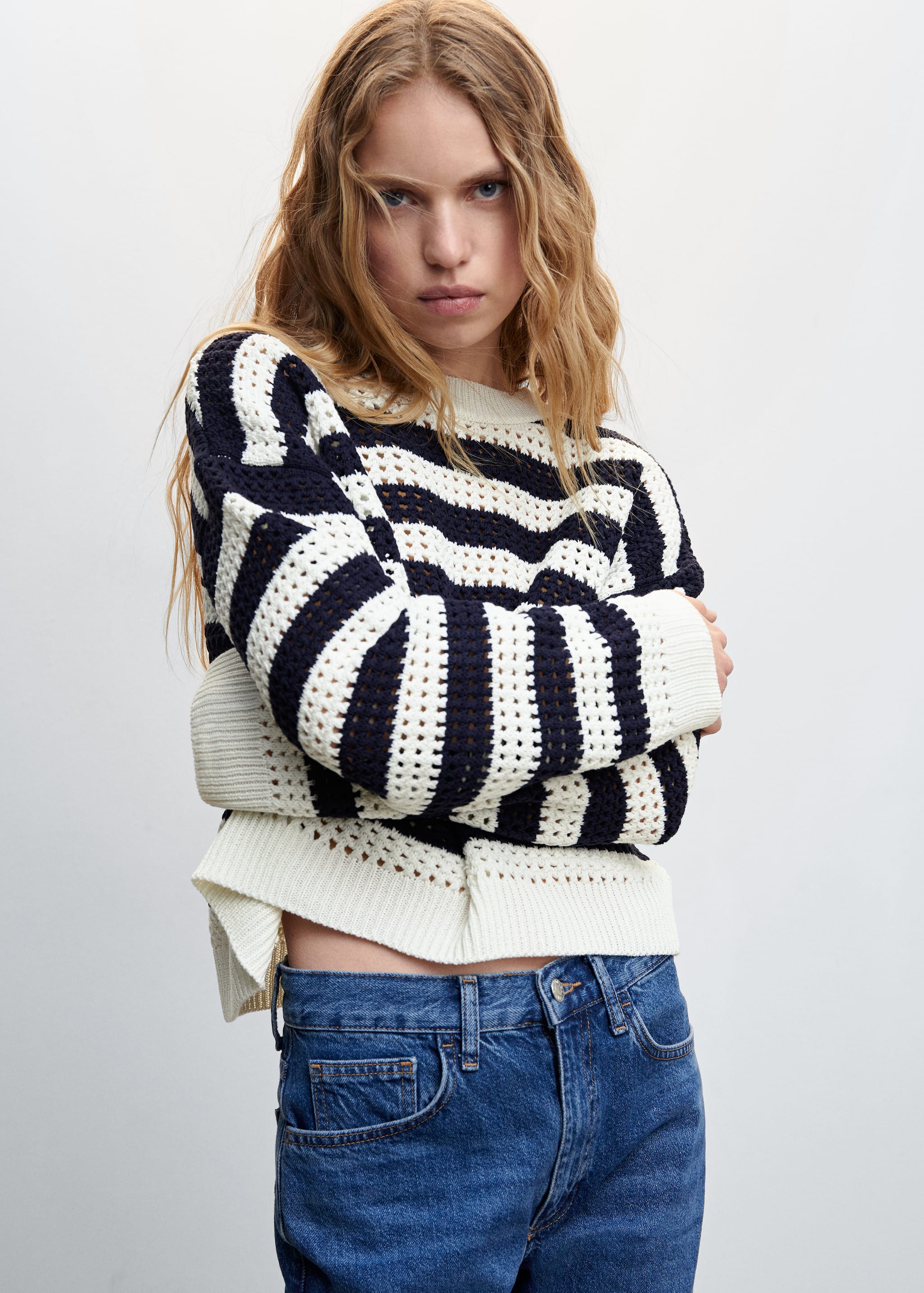 Pleteni rupičasti pulover s prugama - Prikaz srednjeg dijela