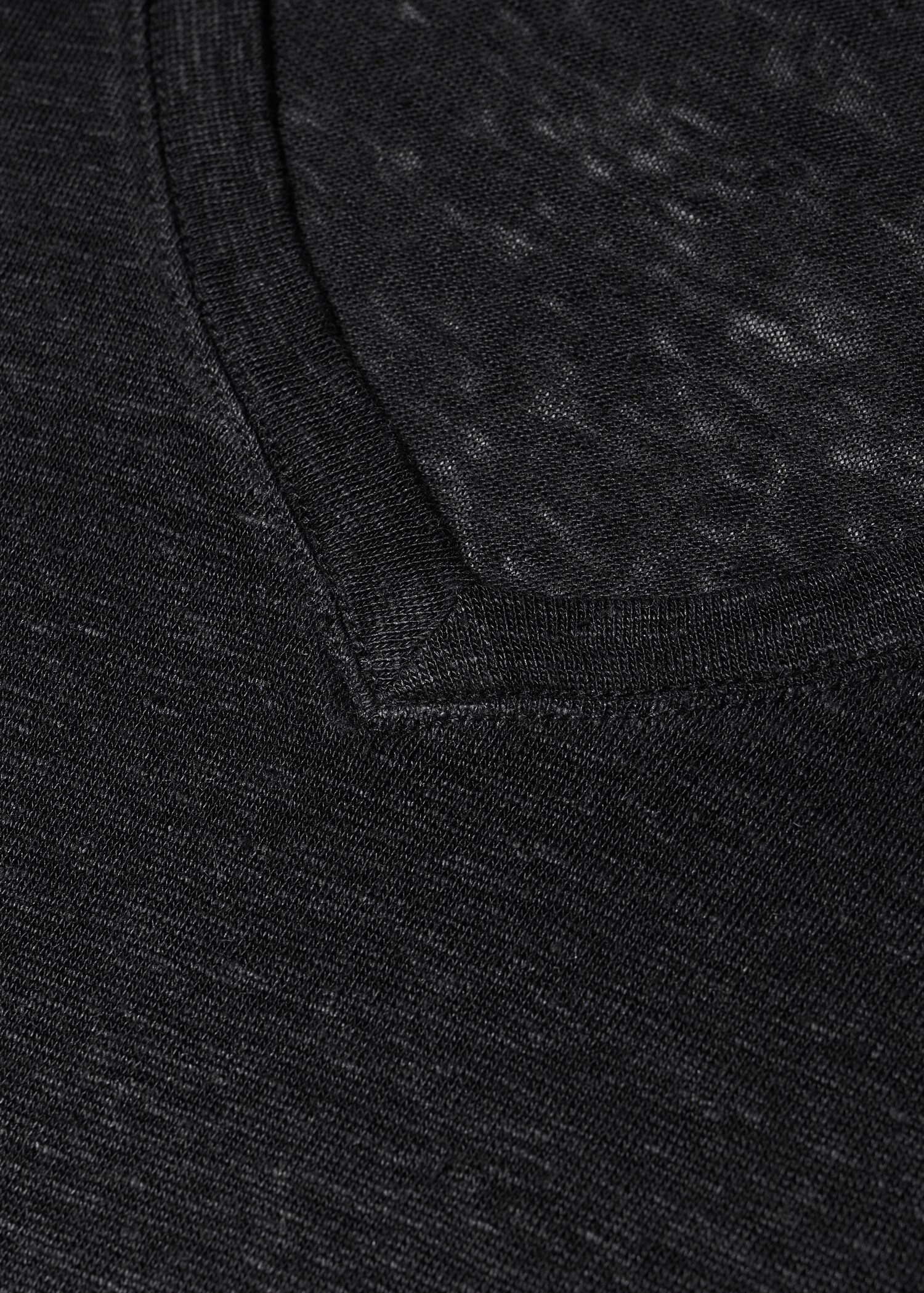 Leinen-T-Shirt mit V-Ausschnitt - Detail des Artikels 8