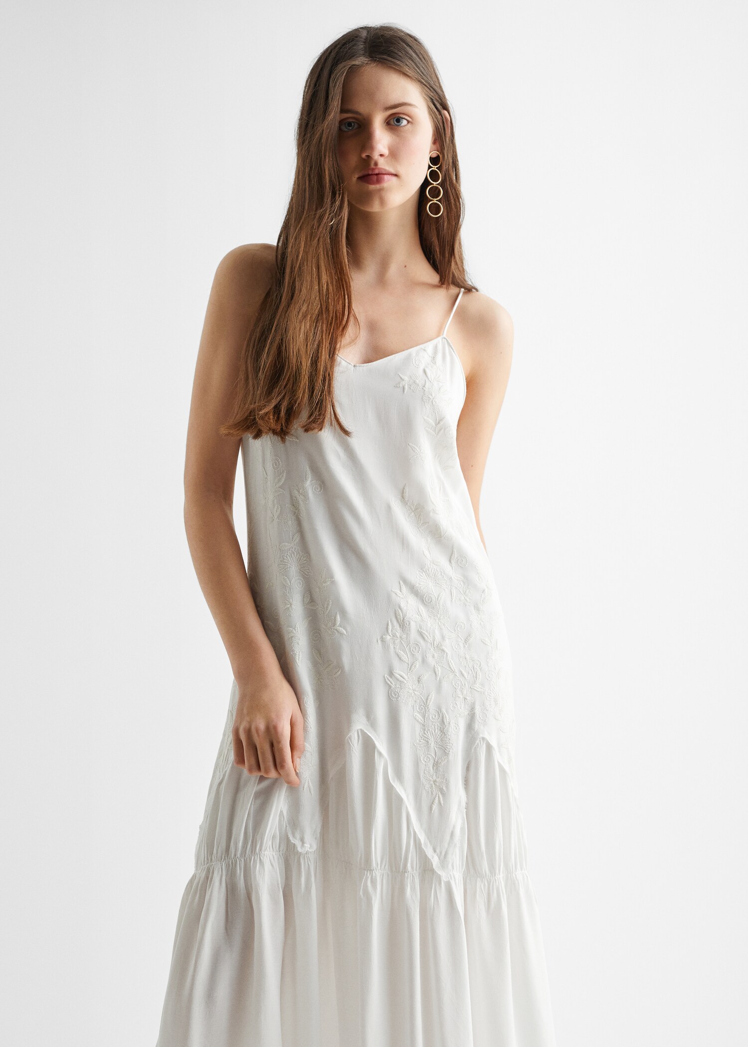 Vestido largo bordado - Plano medio