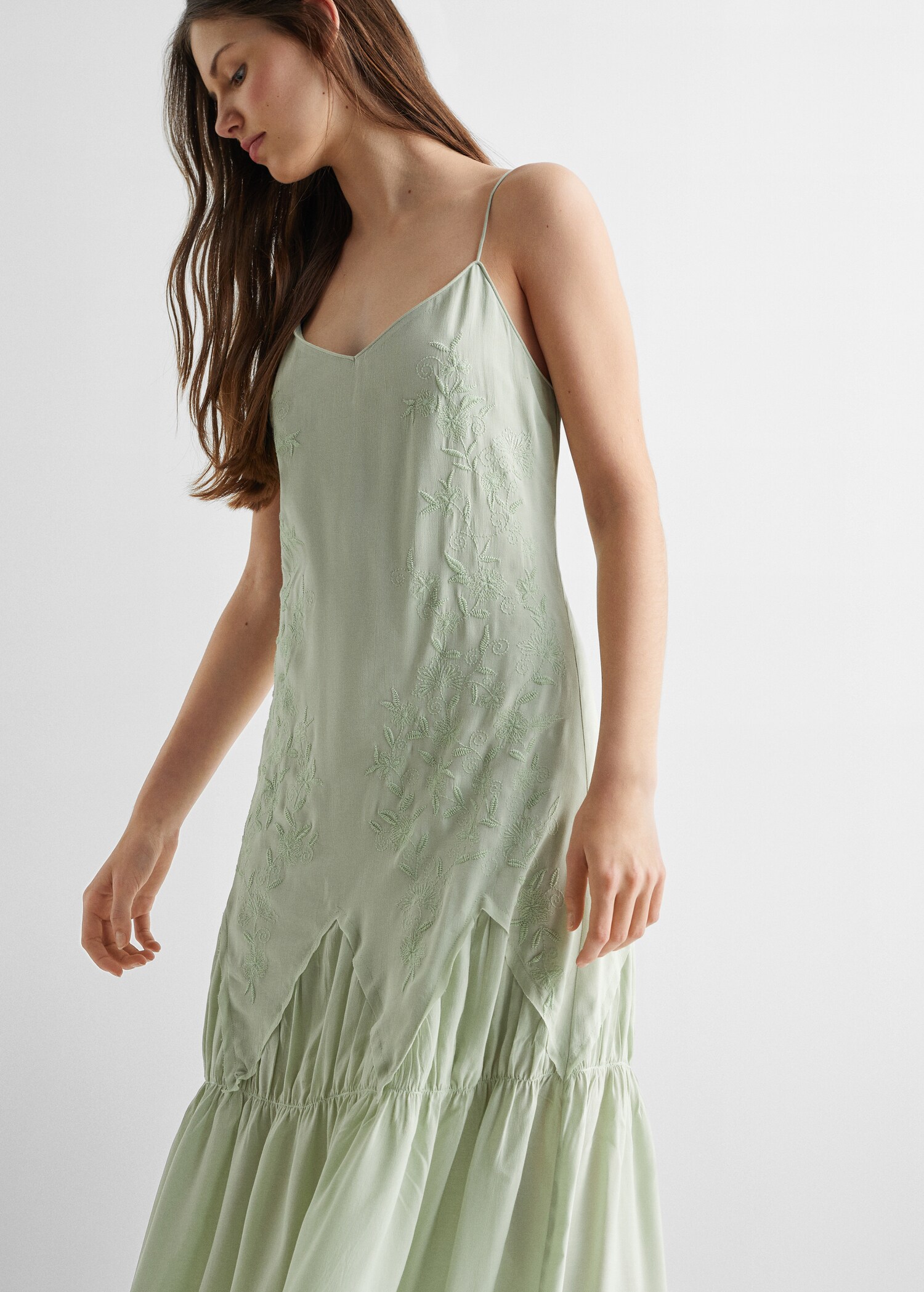 Vestido largo bordado - Plano medio
