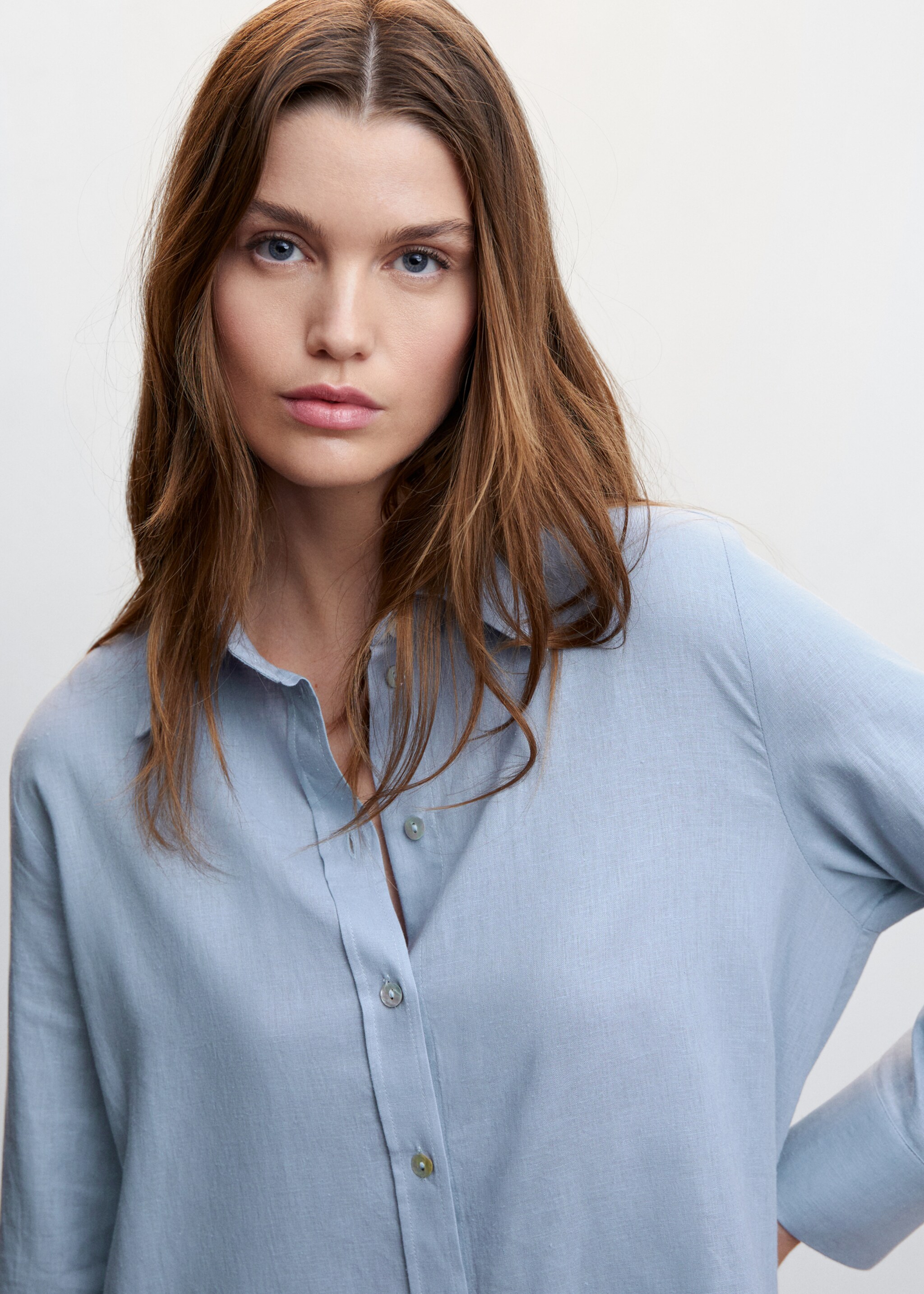 Camisa comprida de linho - Pormenor do artigo 1, Azul. Ref: 47047110-00.