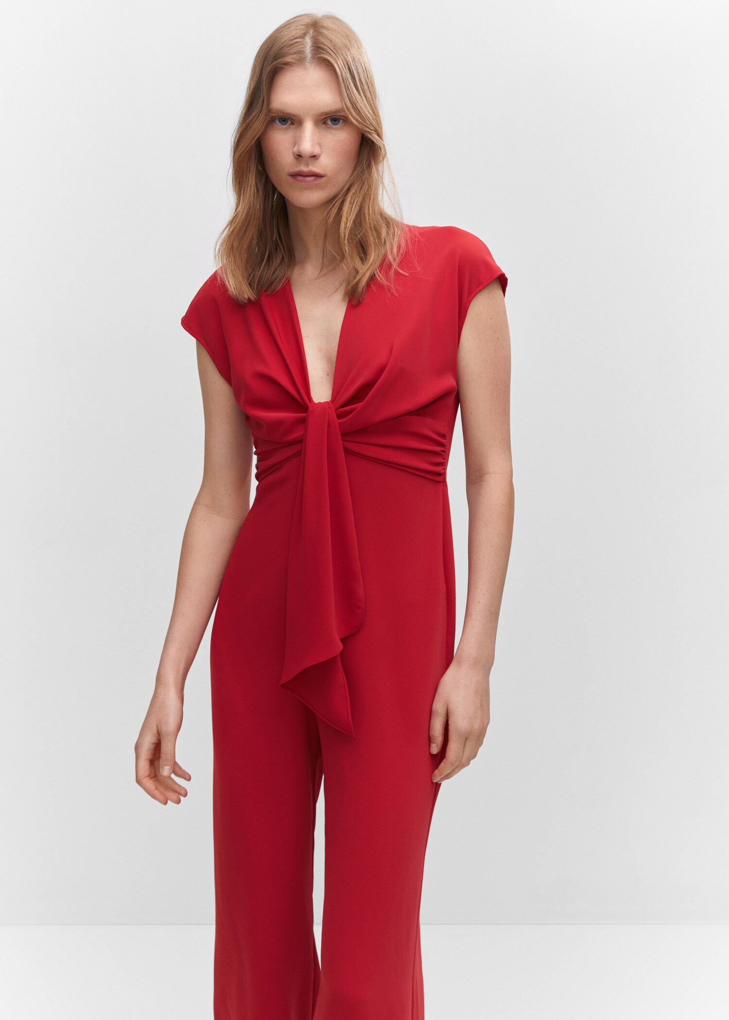Kurzärmliger Jumpsuit mit Knotendetail - Mittlere Ansicht