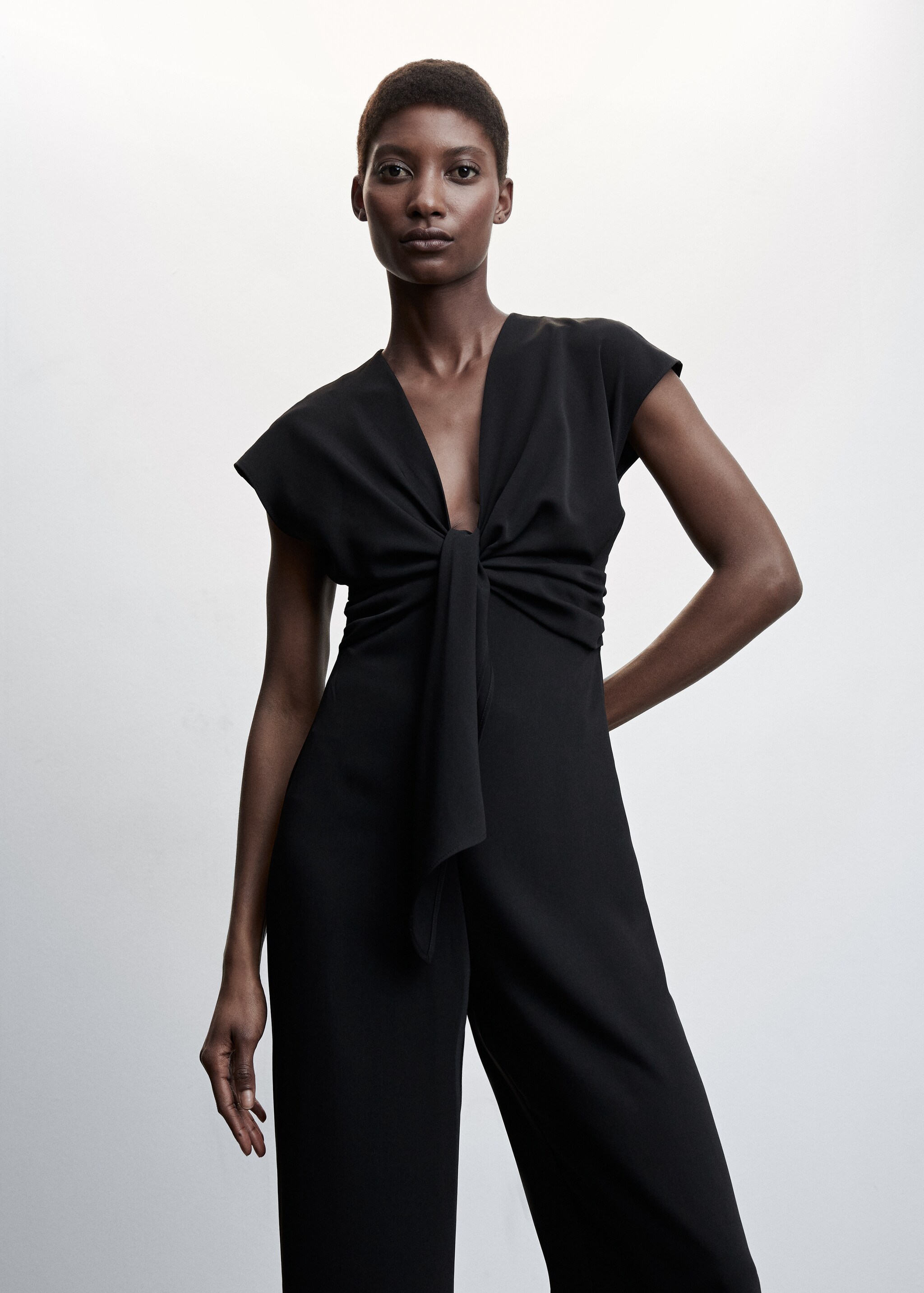 Short-sleeved jumpsuit with knot detail - Medium plane