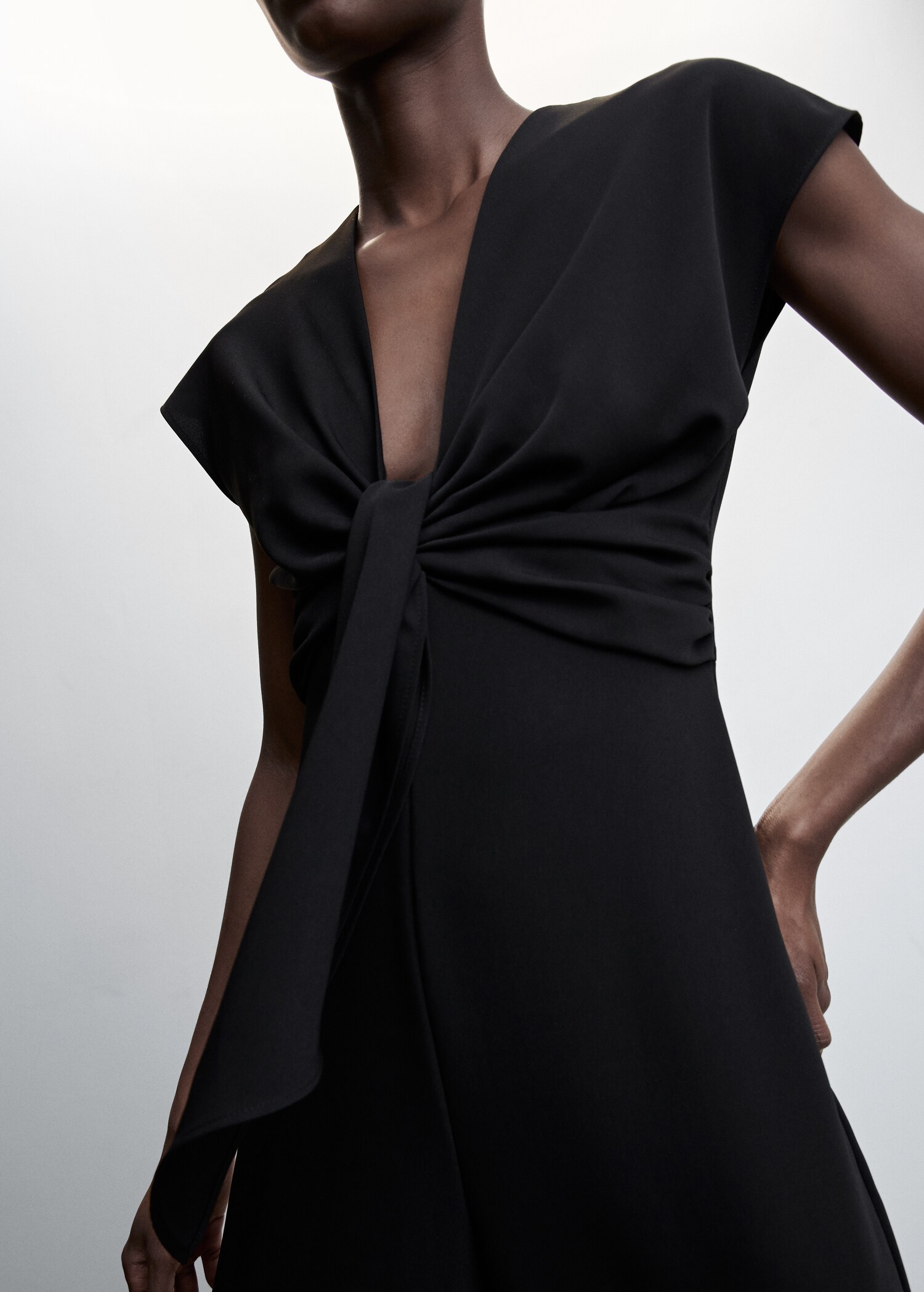 Kurzärmliger Jumpsuit mit Knotendetail - Detail des Artikels 6