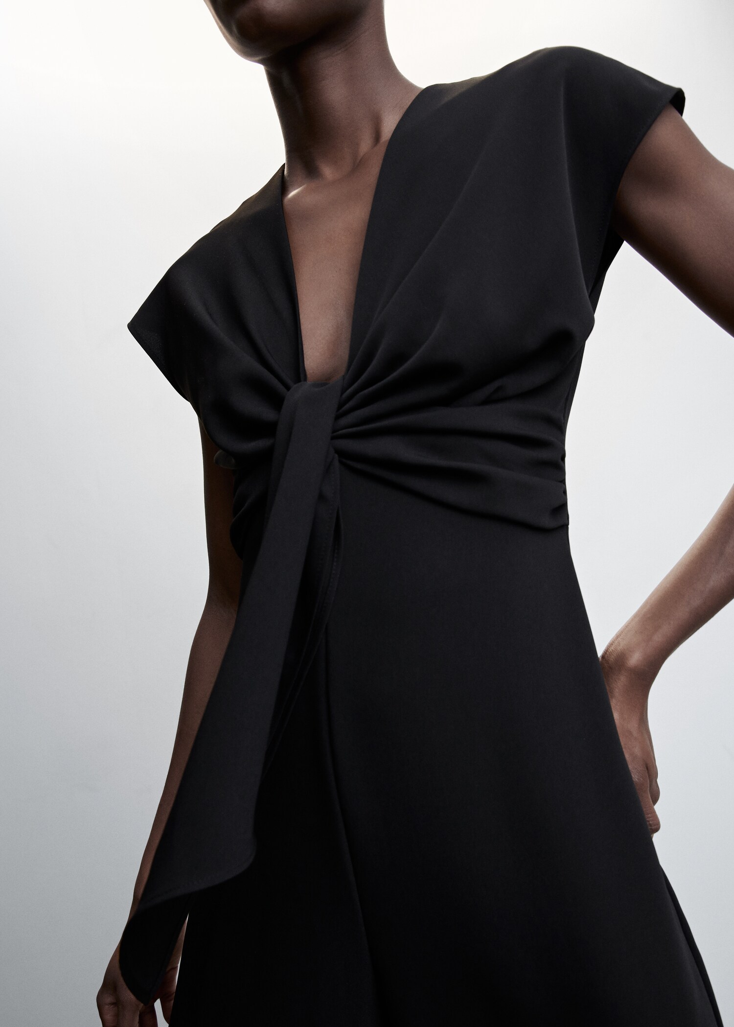 Short-sleeved jumpsuit with knot detail - Details of the article 6