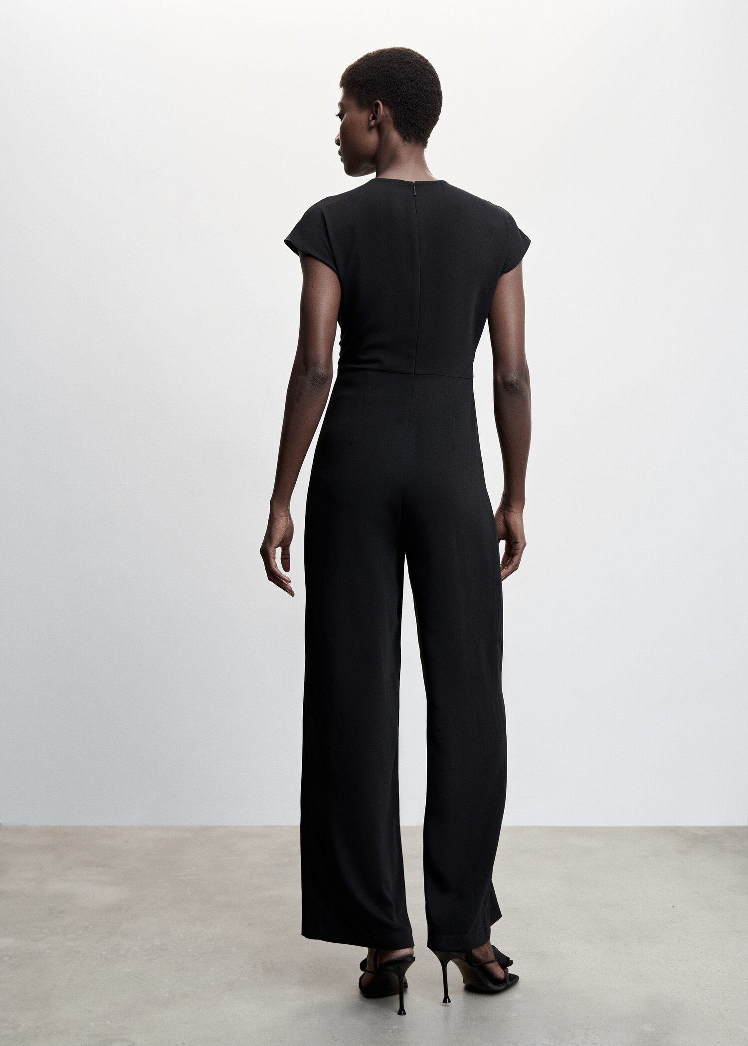 Kurzärmliger Jumpsuit mit Knotendetail - Rückseite des Artikels
