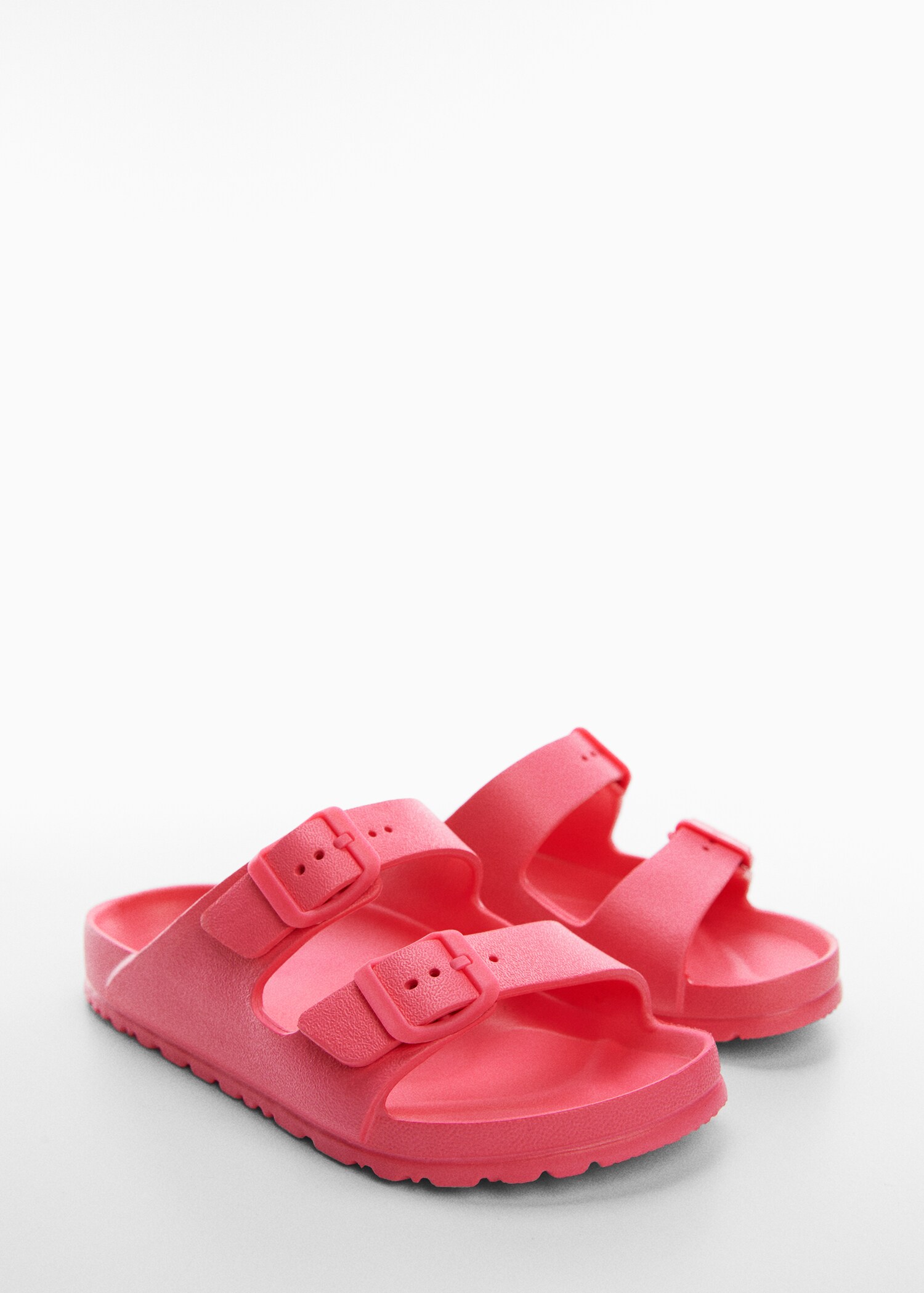 Chinelo com fivelas - Plano médio