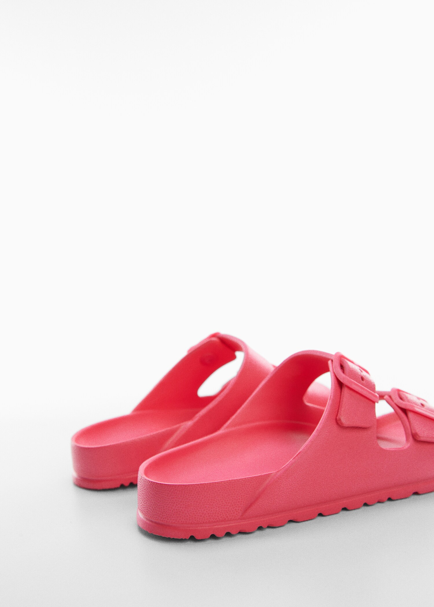 Chinelo com fivelas - Pormenor do artigo 2