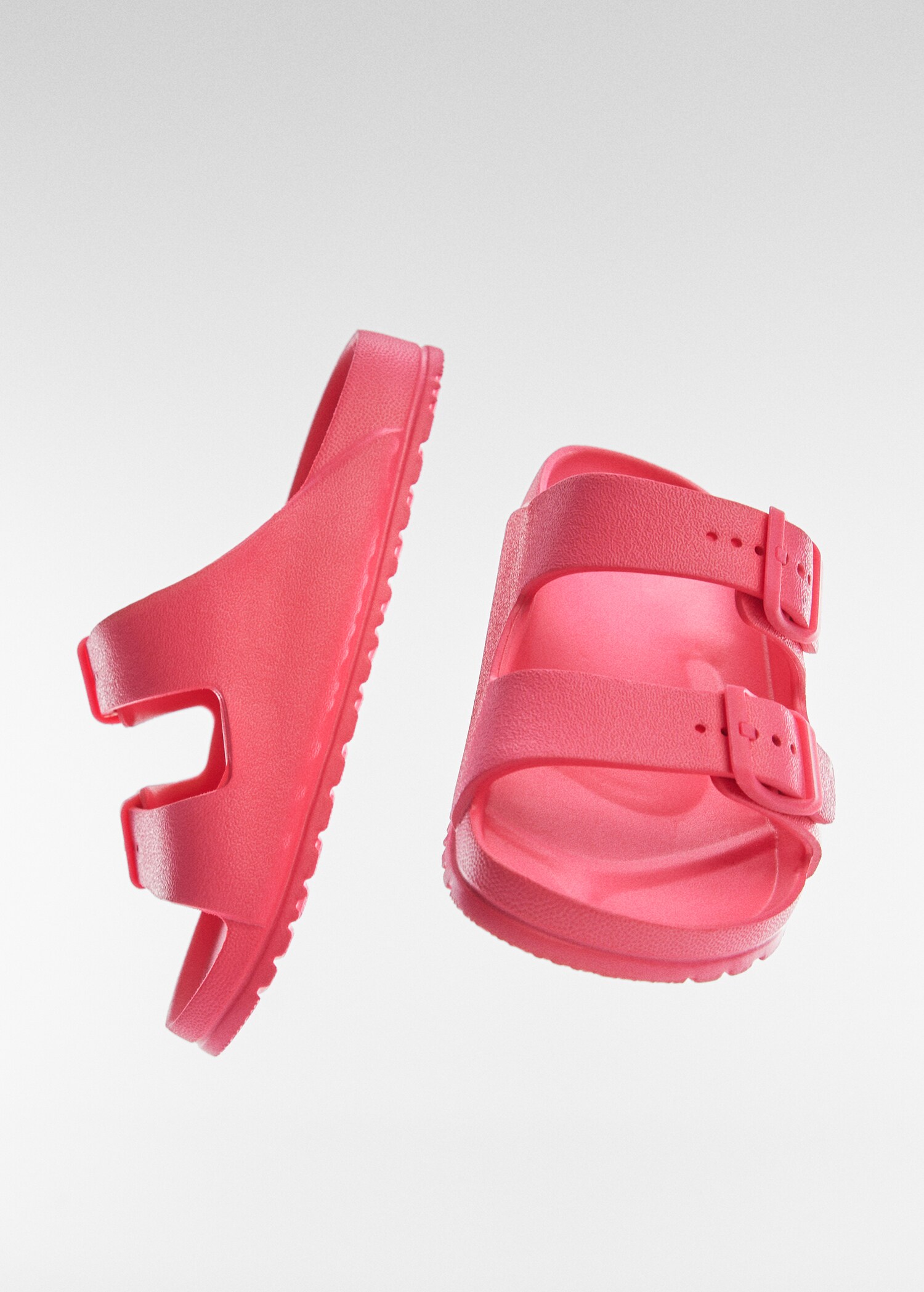 Chinelo com fivelas - Pormenor do artigo 5