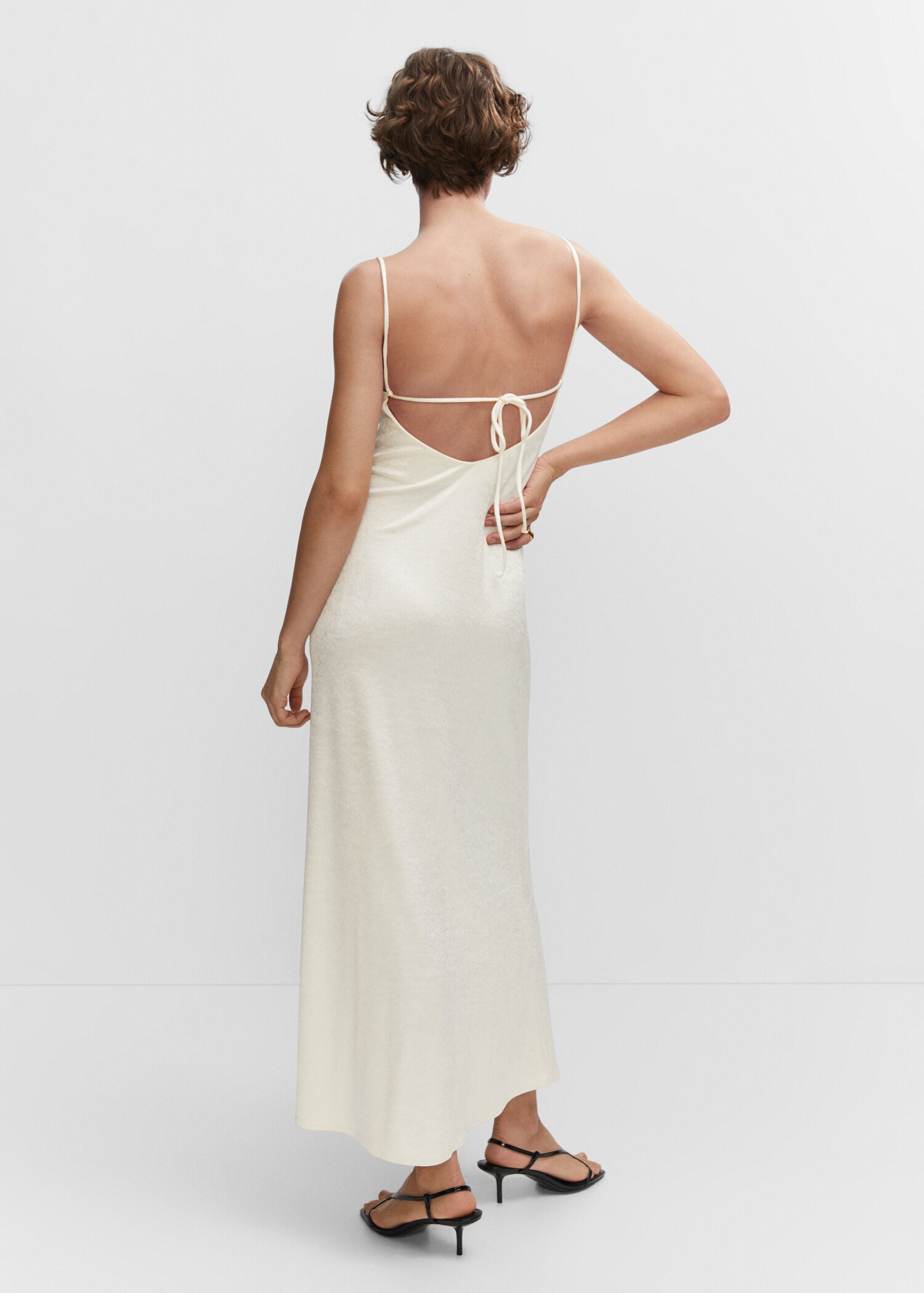 Long back slit dress - Reverse of the article