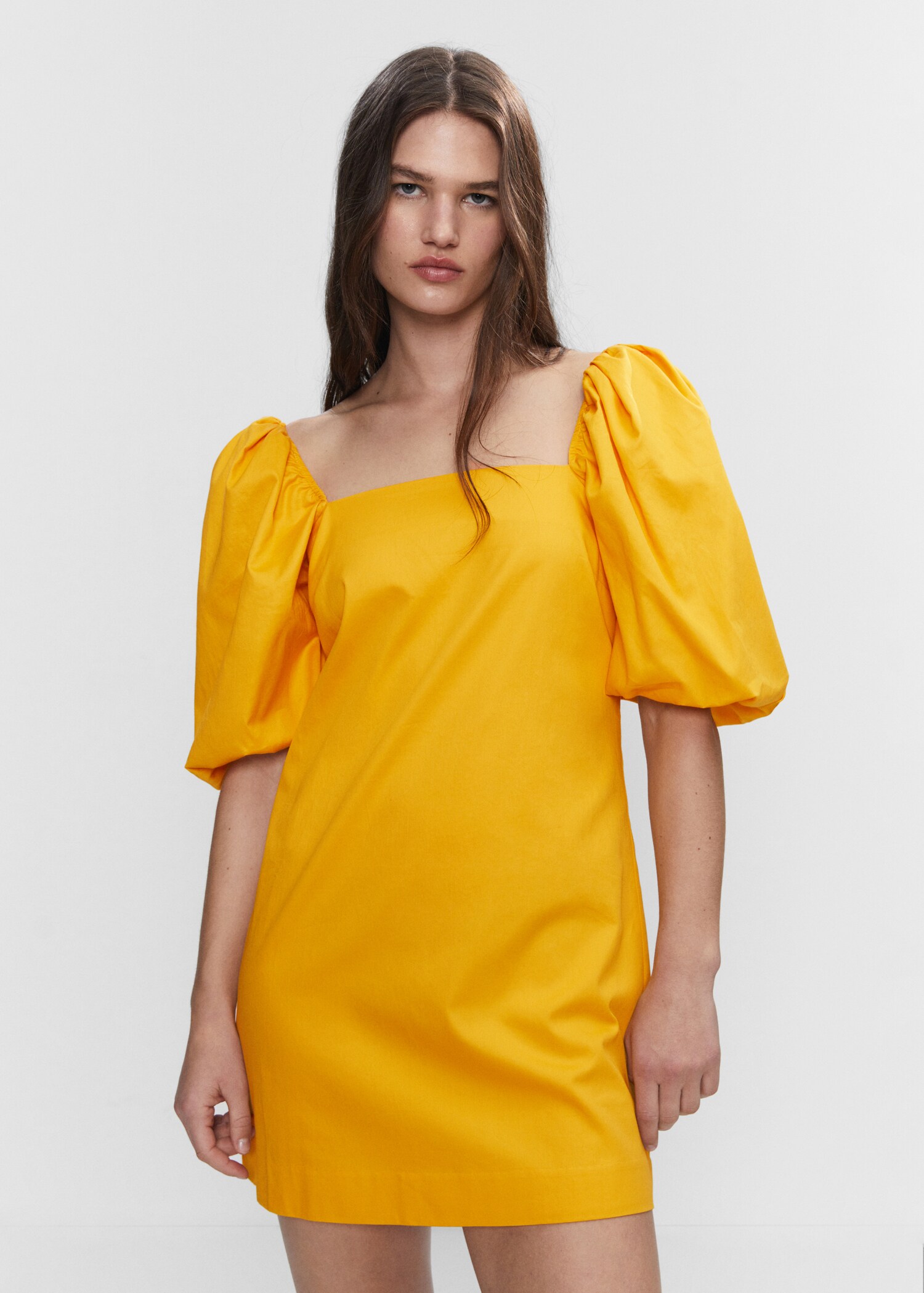 Kurzes Kleid mit Ballonärmeln - Mittlere Ansicht