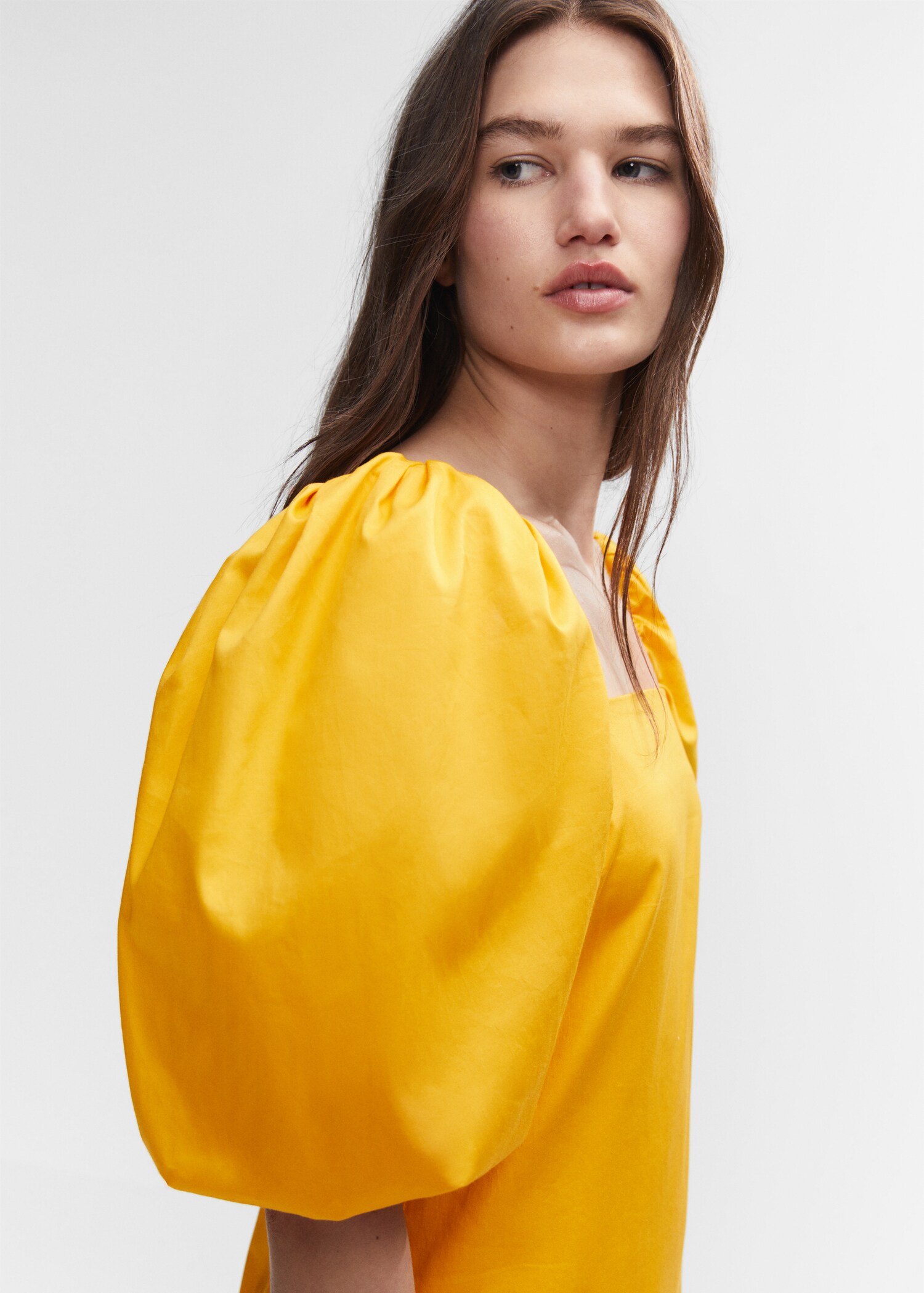 Kurzes Kleid mit Ballonärmeln - Detail des Artikels 1