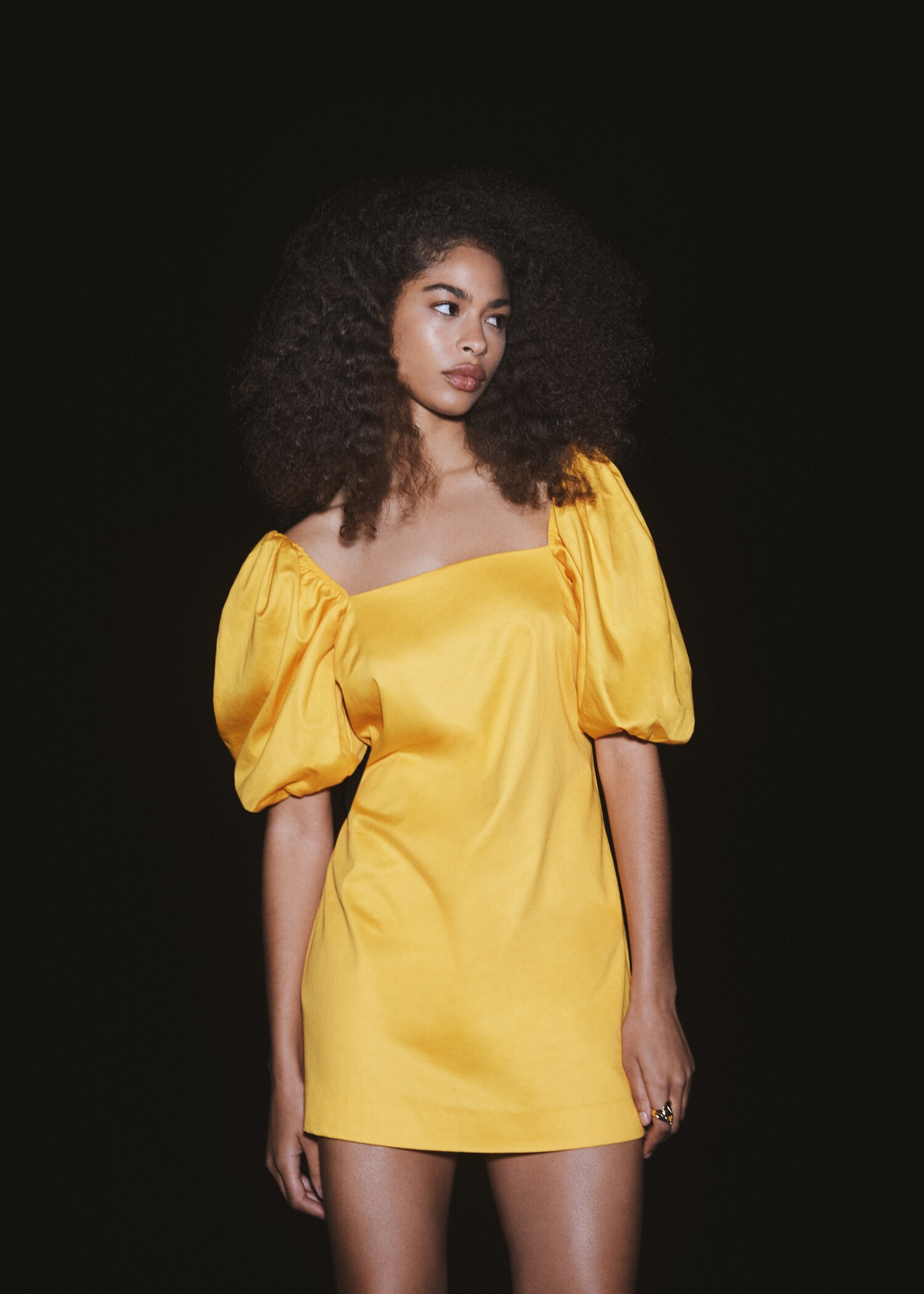Kurzes Kleid mit Ballonärmeln - Detail des Artikels 6
