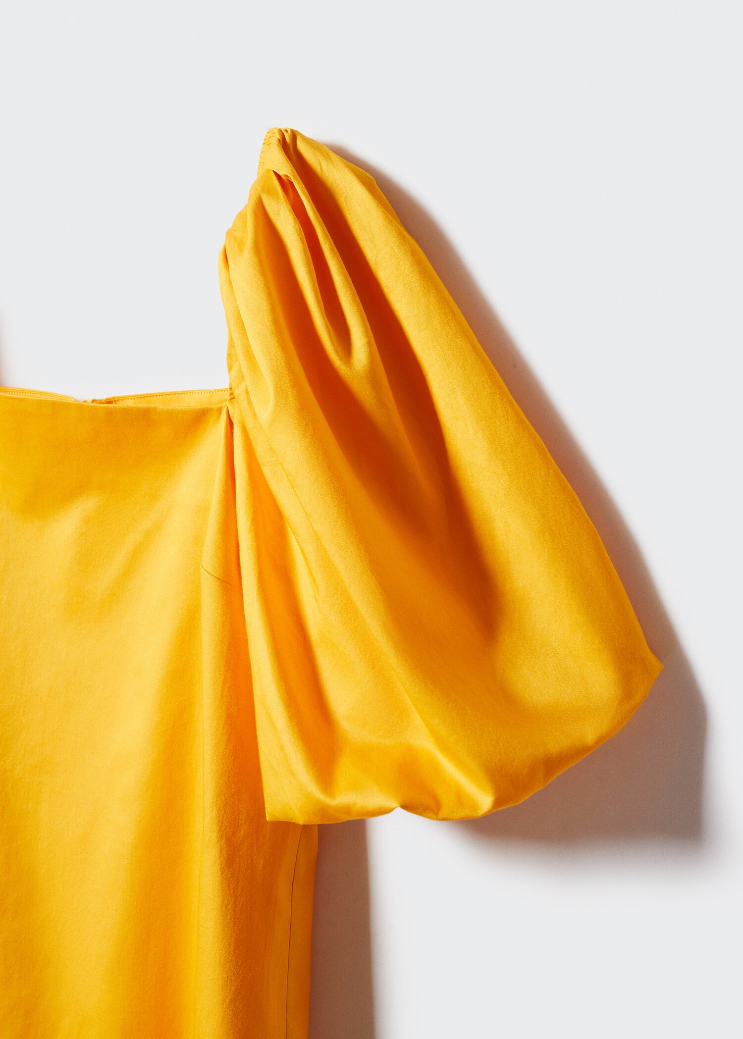 Kurzes Kleid mit Ballonärmeln - Detail des Artikels 8