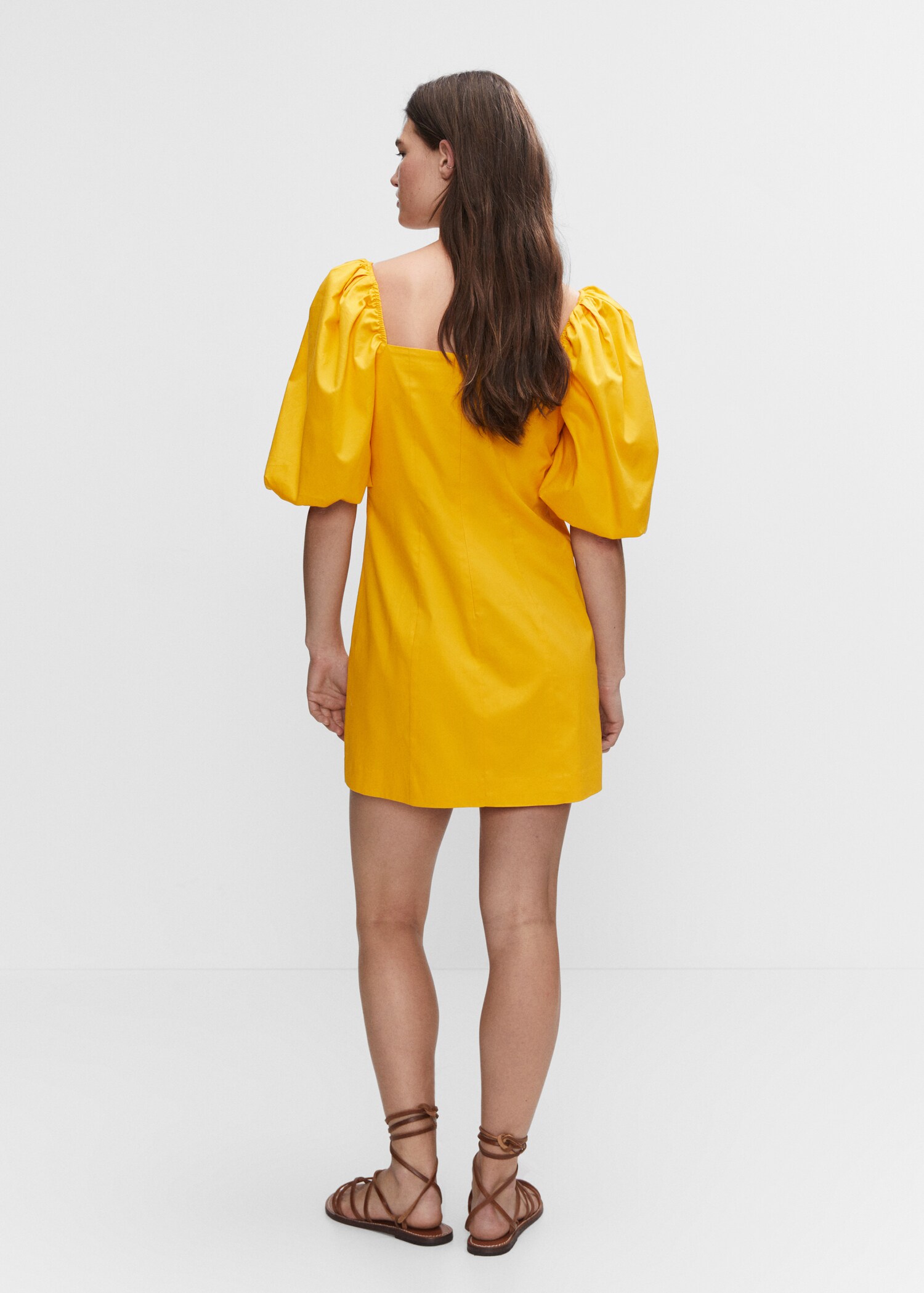 Kurzes Kleid mit Ballonärmeln - Rückseite des Artikels