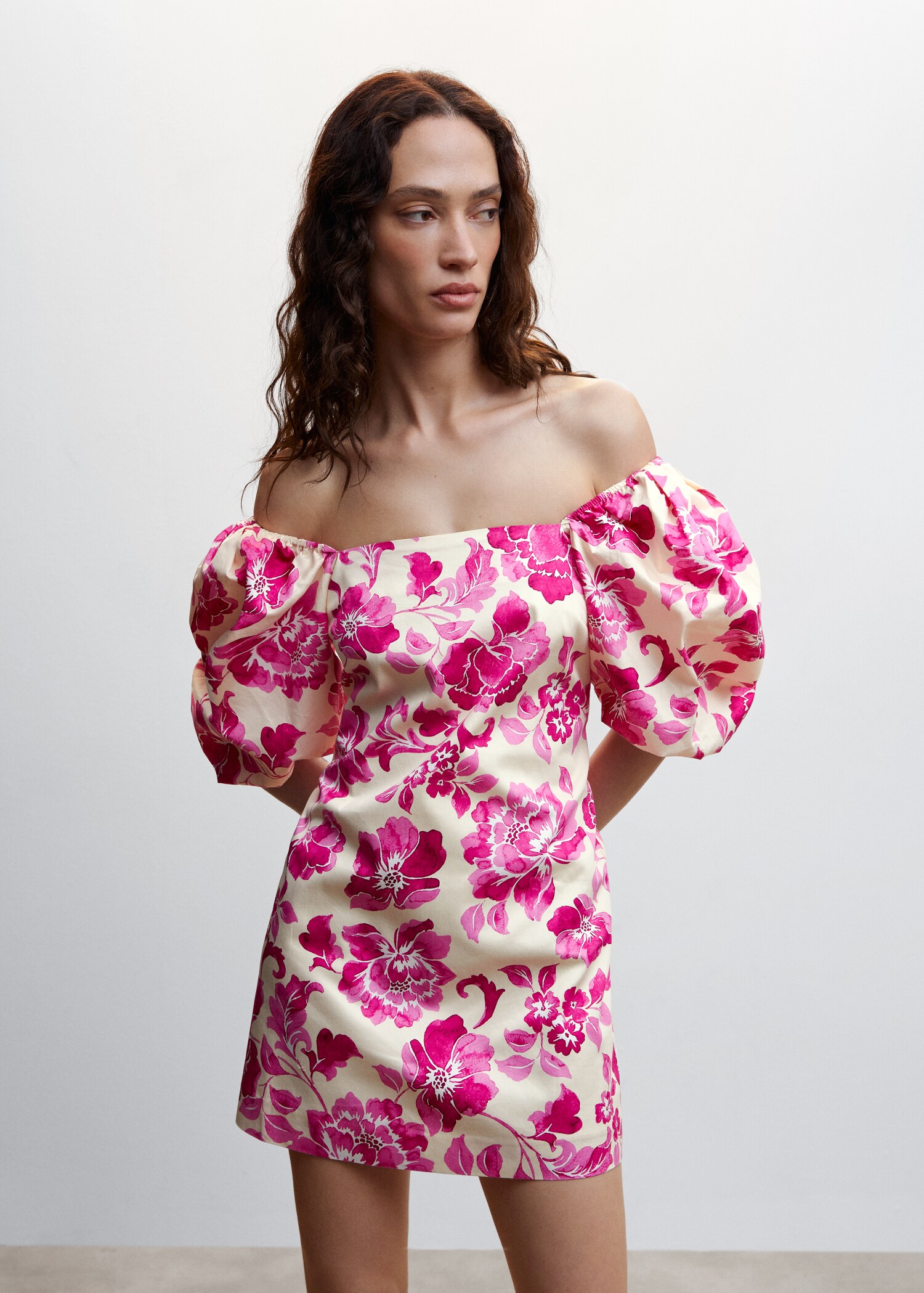 Kurzes Kleid mit Ballonärmeln - Mittlere Ansicht