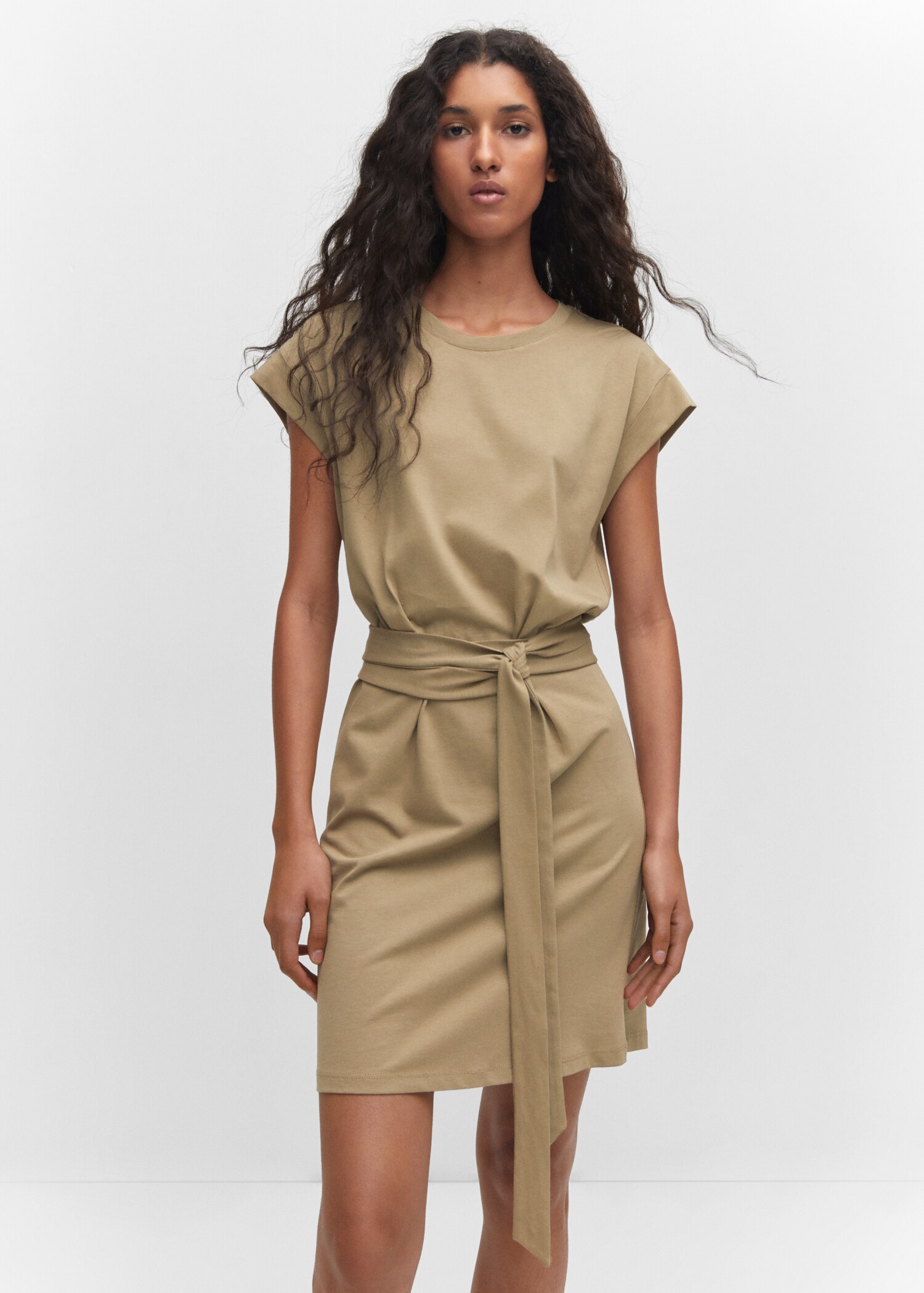 Vestido corto lazo - Plano medio