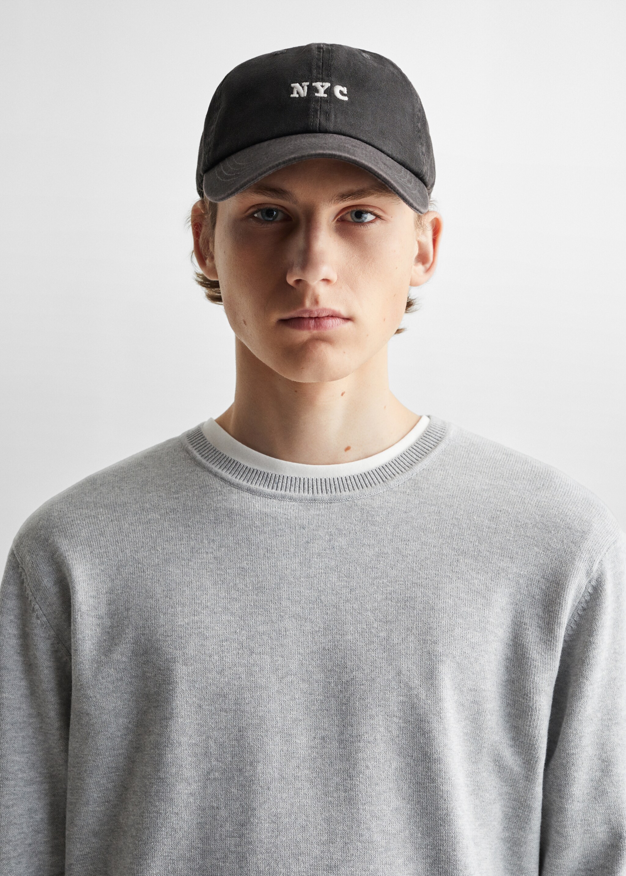 Embroidered detail cap - Details of the article 2, Black. Ref: 47050067-00.