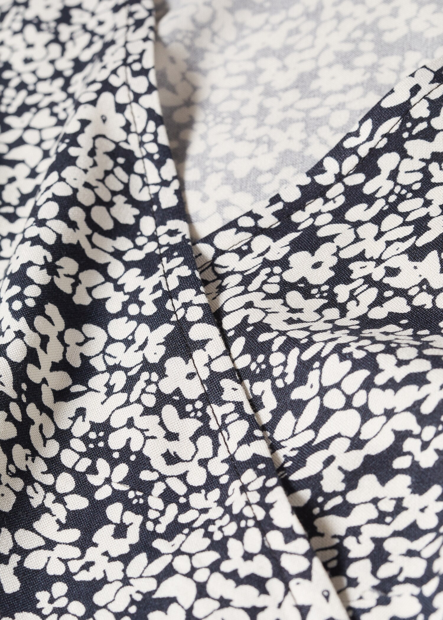 Kleid mit Blumenmuster - Detail des Artikels 8