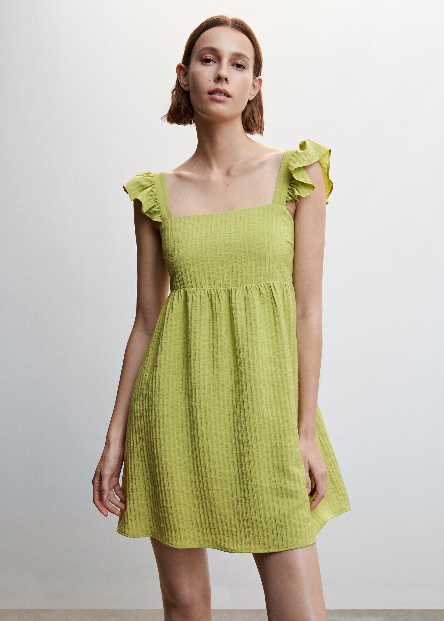 Vestido corto volantes - Plano medio